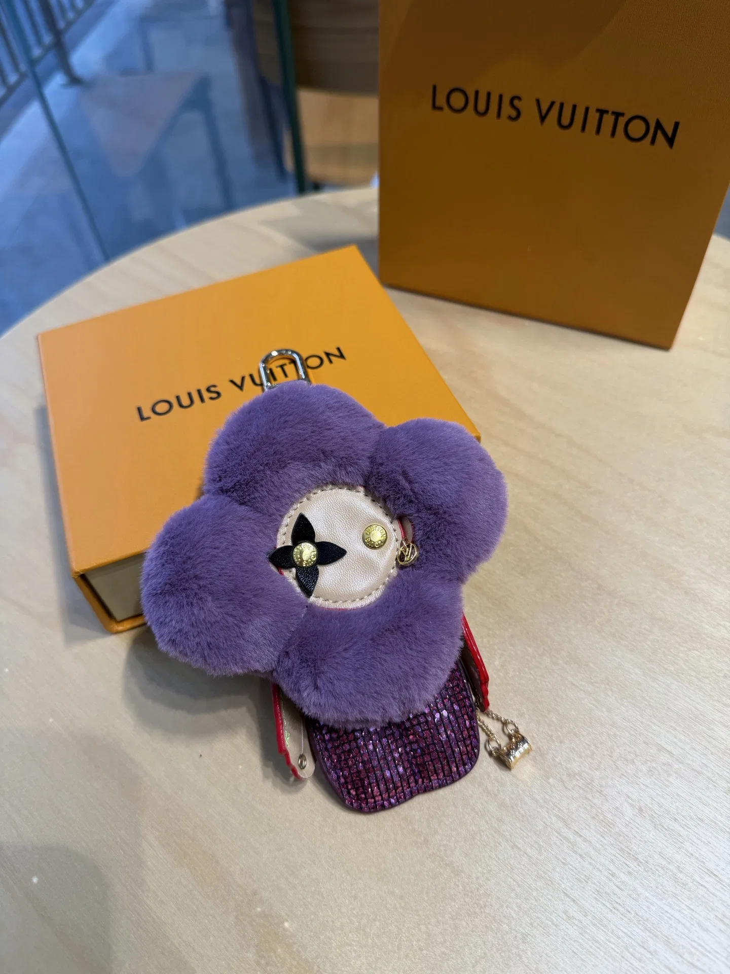 LV 27FW NSOVAAJ 006 키링 22