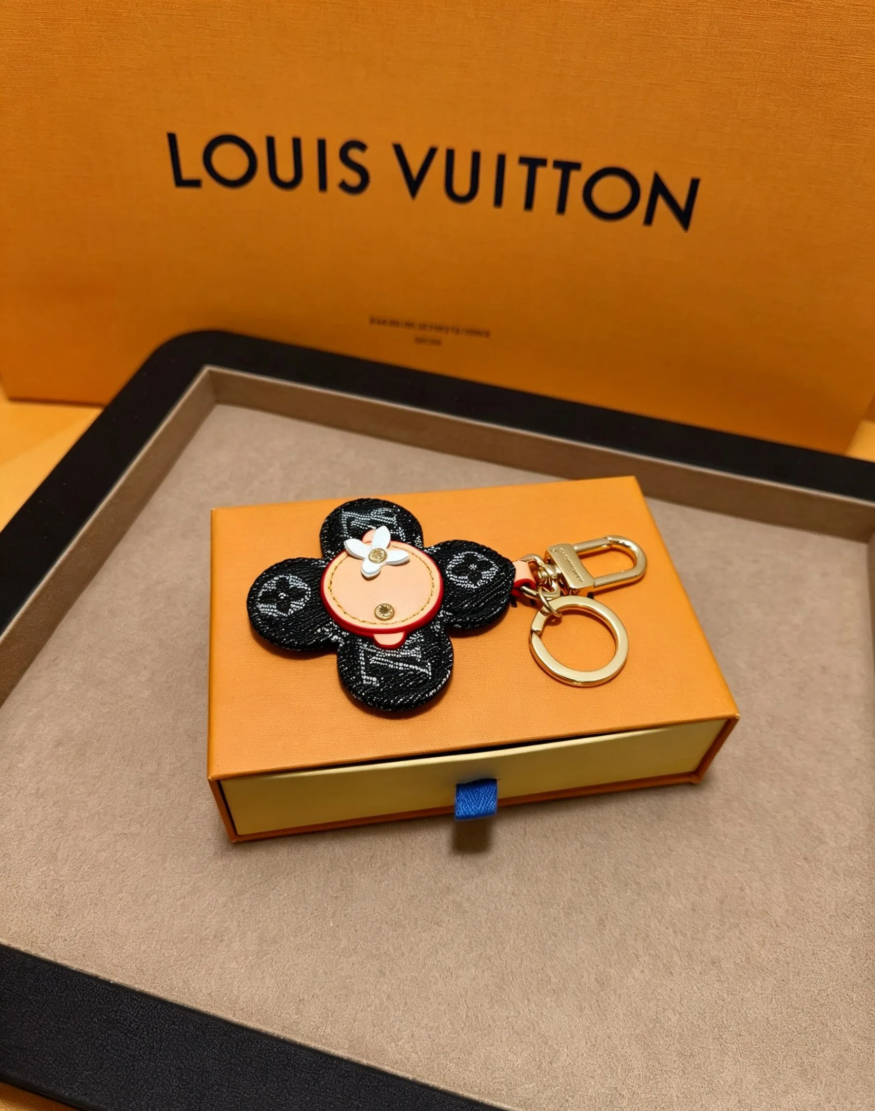 LV 27FW QCBNDNQ 001 키링 10