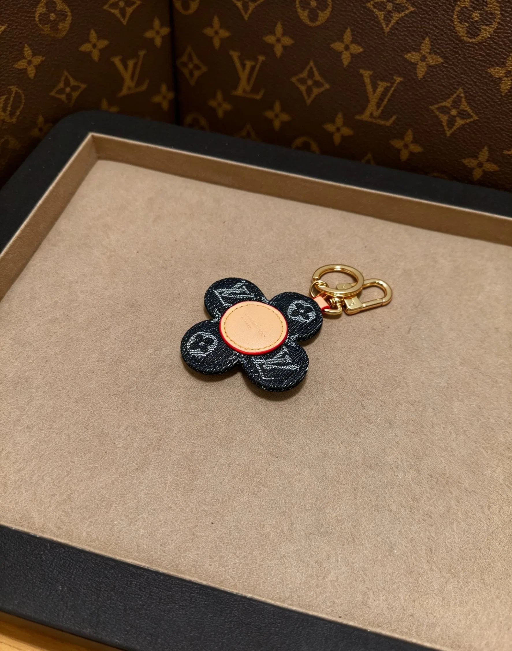 LV 27FW QCBNDNQ 001 키링 11