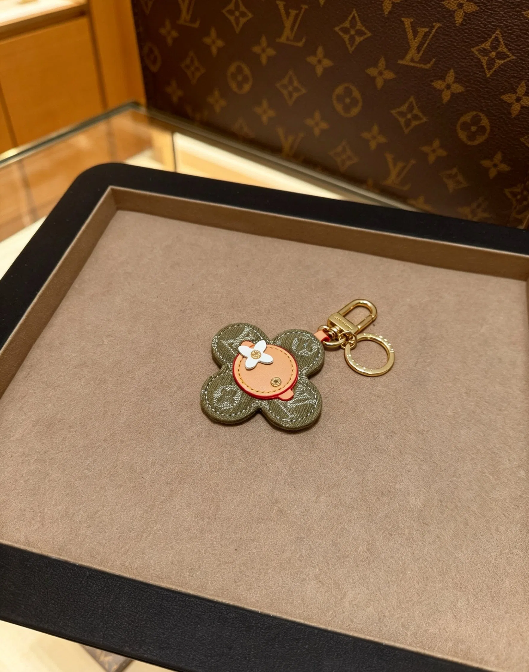 LV 27FW QCBNDNQ 001 키링 12