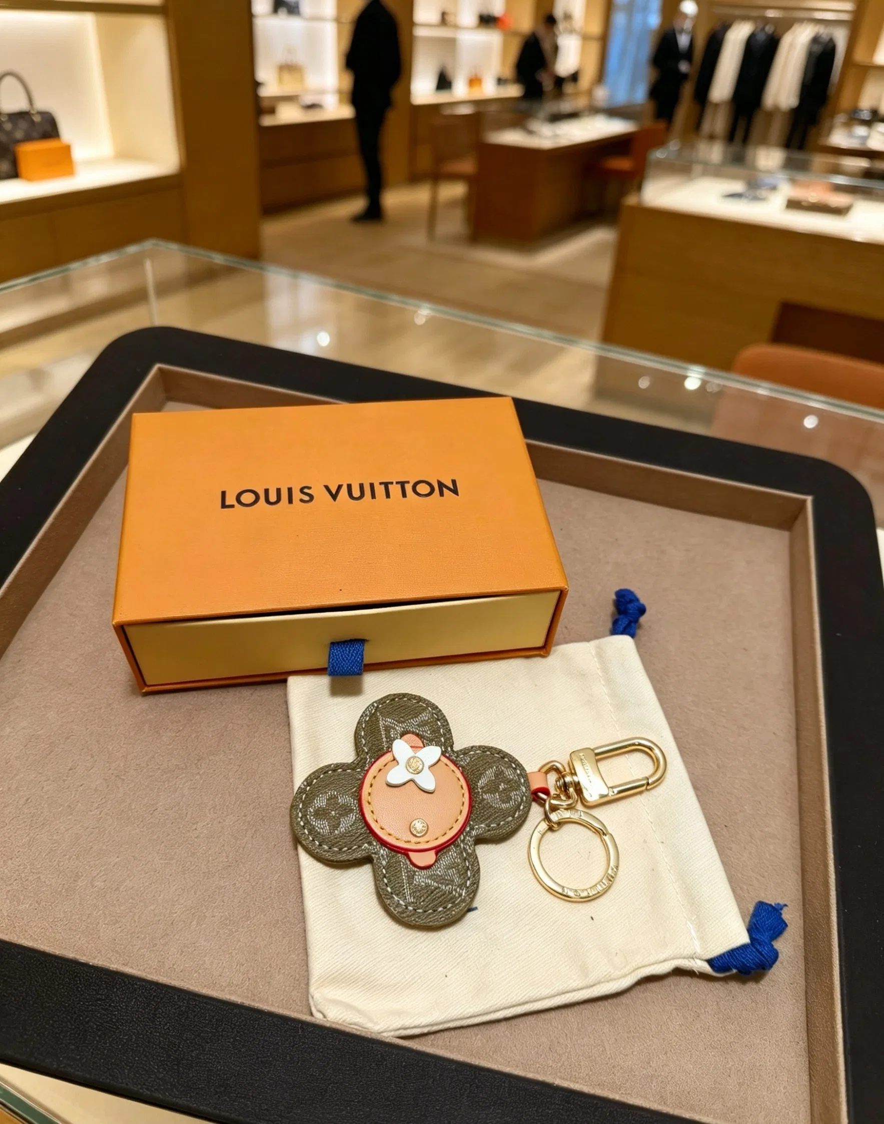 LV 27FW QCBNDNQ 001 키링 13