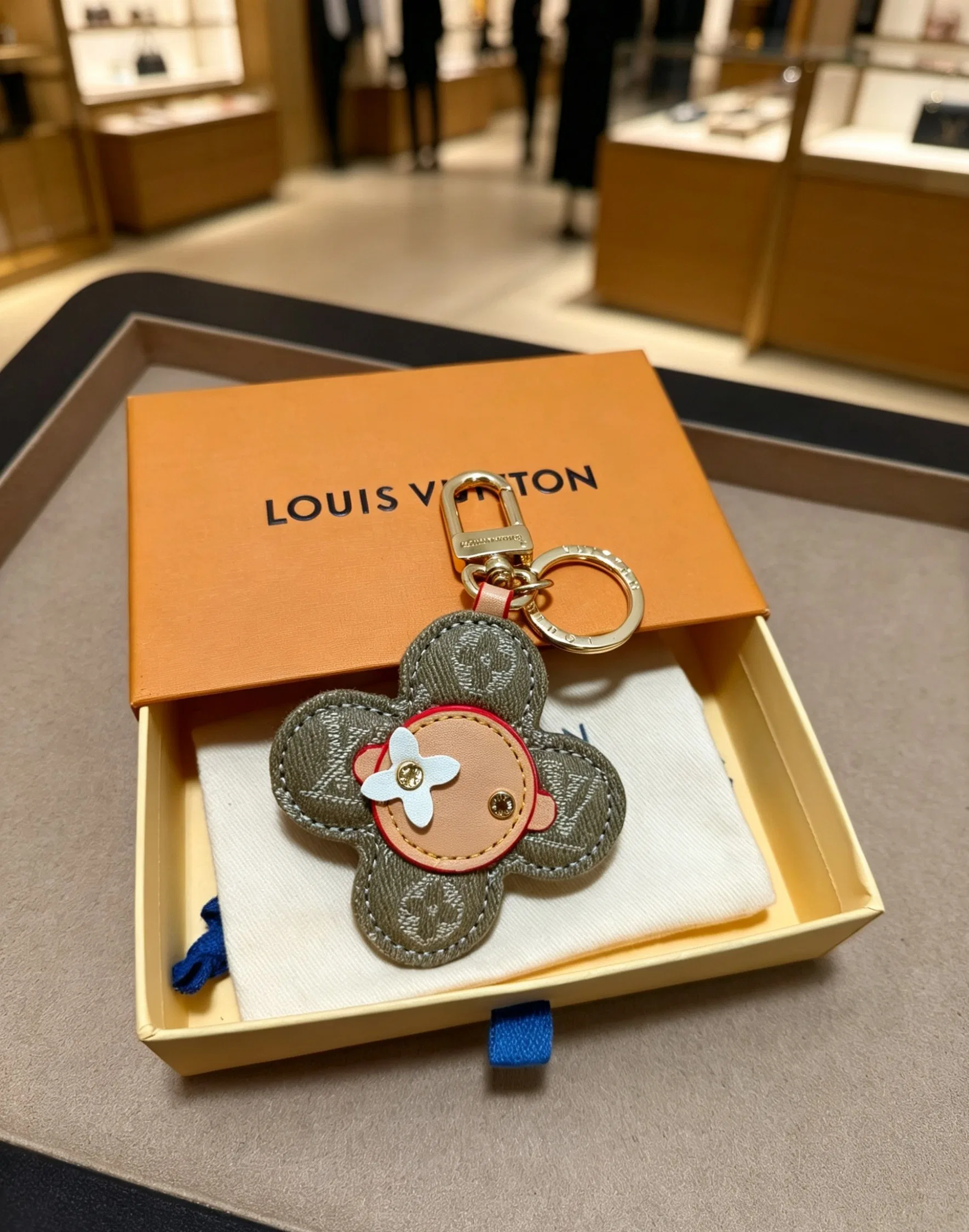 LV 27FW QCBNDNQ 001 키링 14