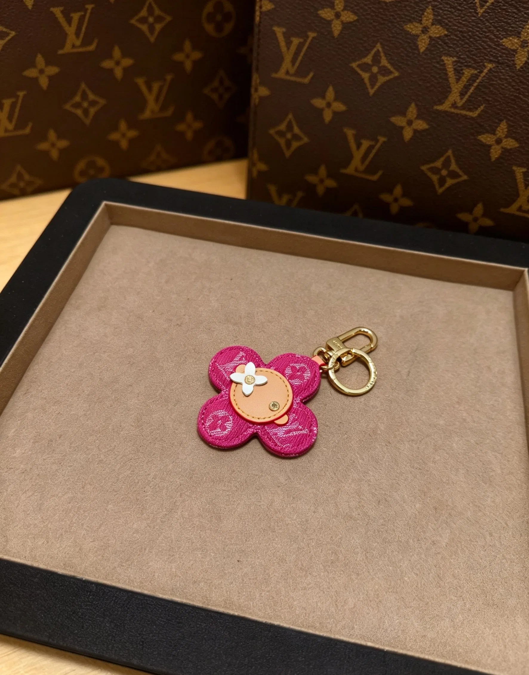 LV 27FW QCBNDNQ 001 키링 17