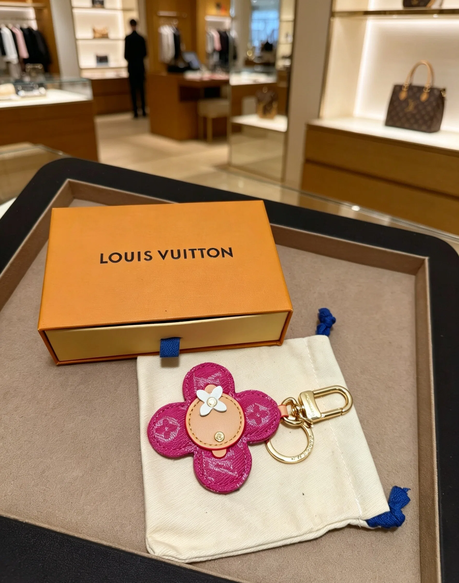 LV 27FW QCBNDNQ 001 키링 18