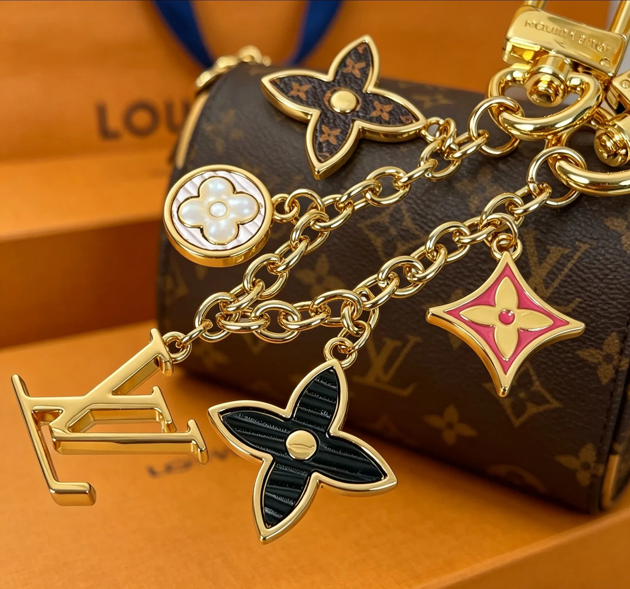 LV 27FW QCBNDNQ 008 키링 11