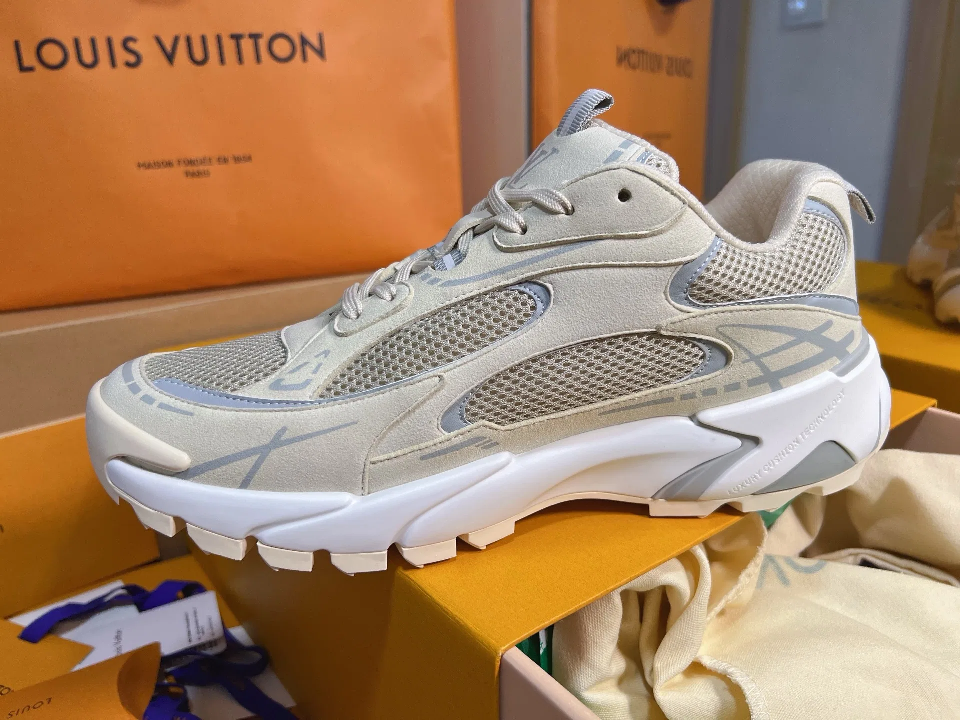 LV 27FW QVUSQNN 010 스니커즈 15