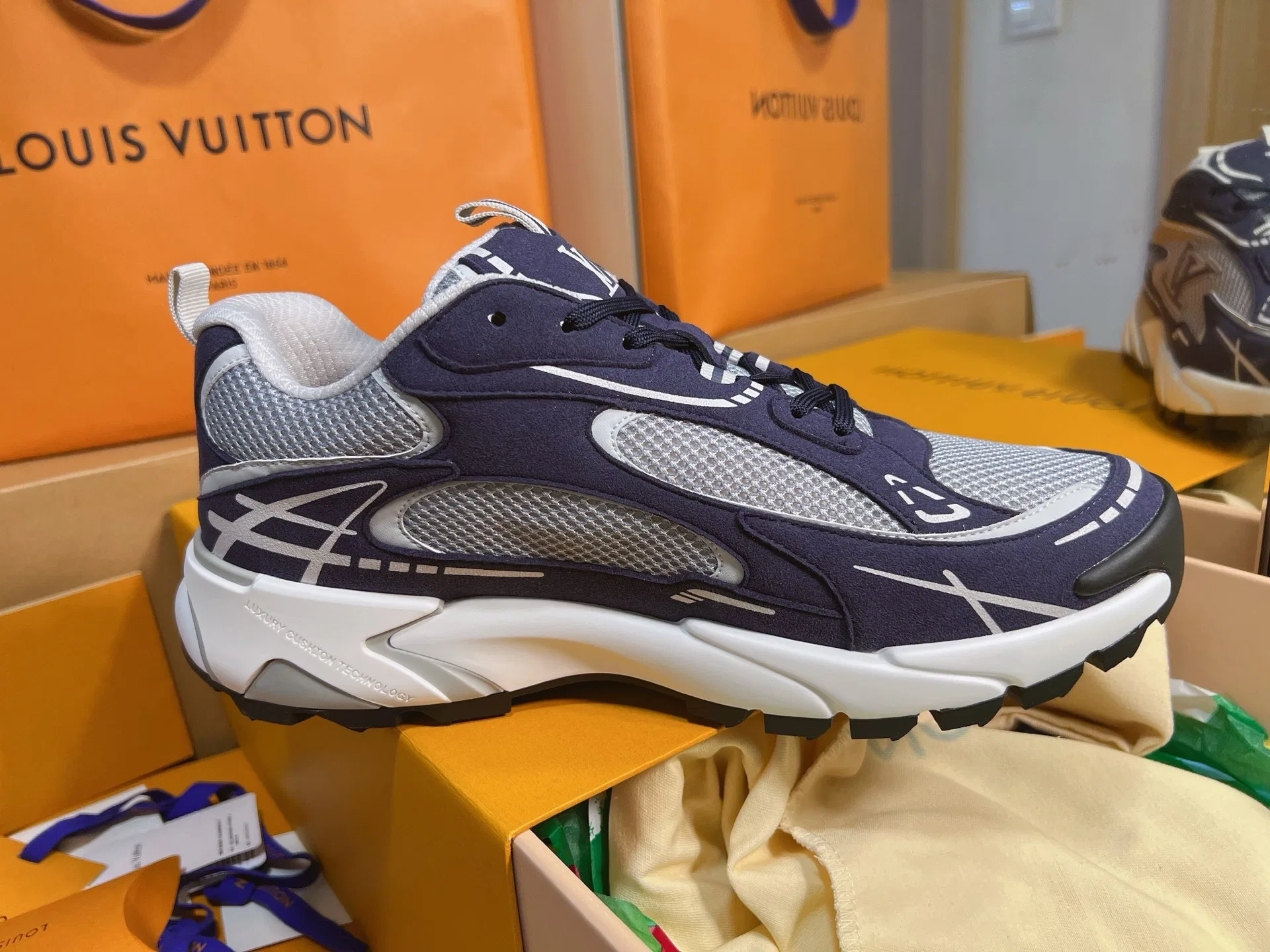 LV 27FW QVUSQNN 010 스니커즈 23