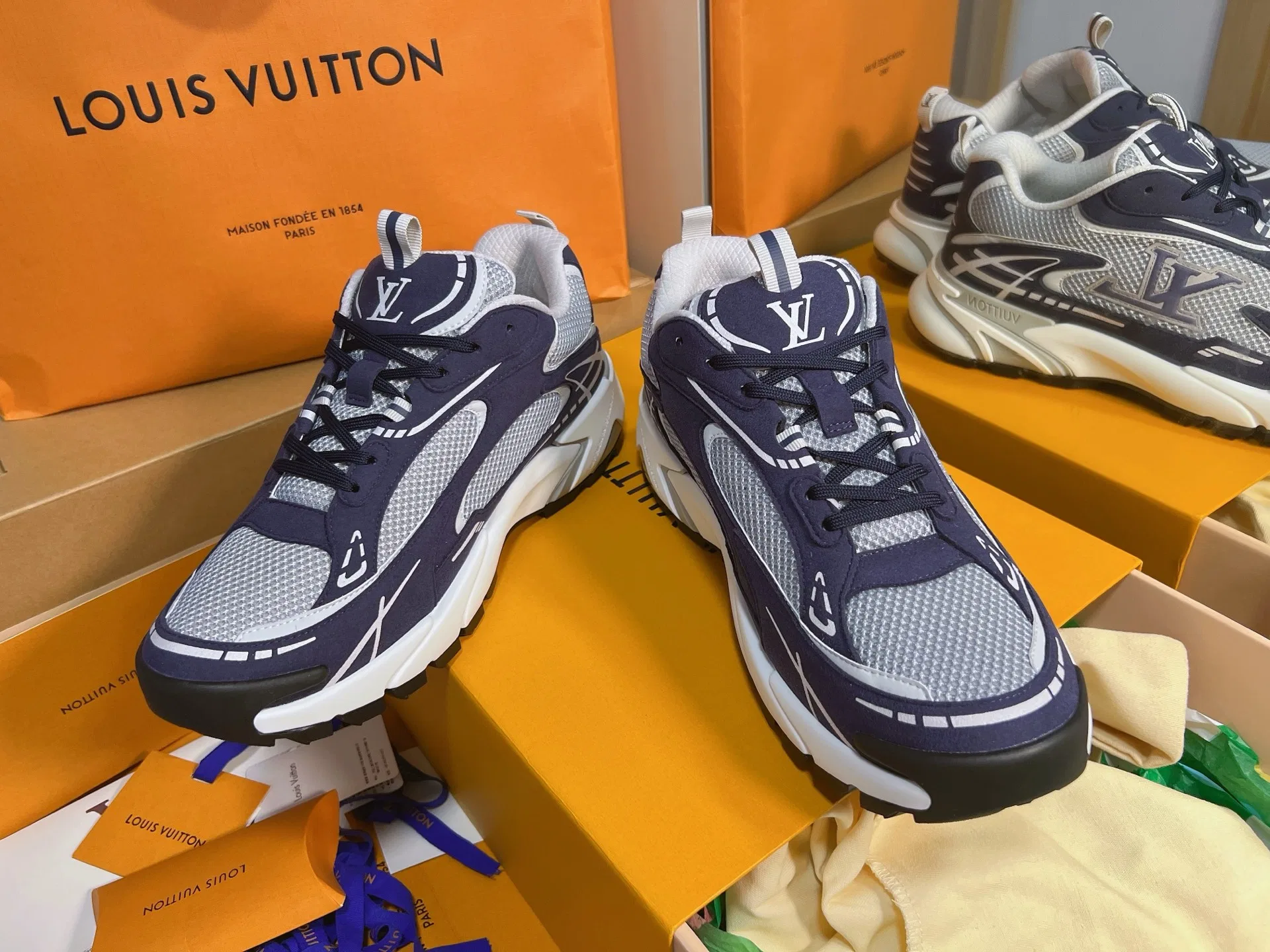 LV 27FW QVUSQNN 010 스니커즈 24