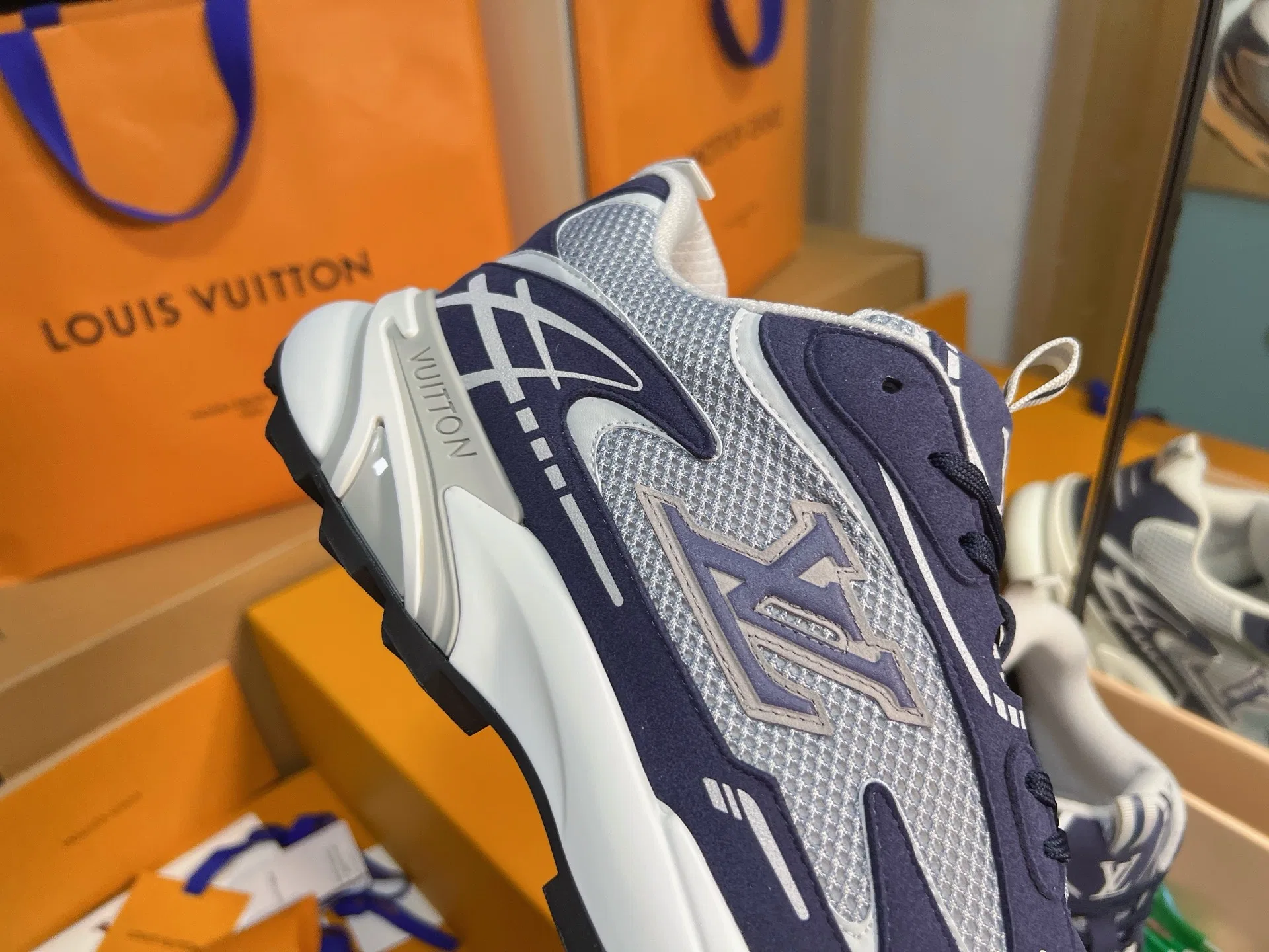 LV 27FW QVUSQNN 010 스니커즈 25