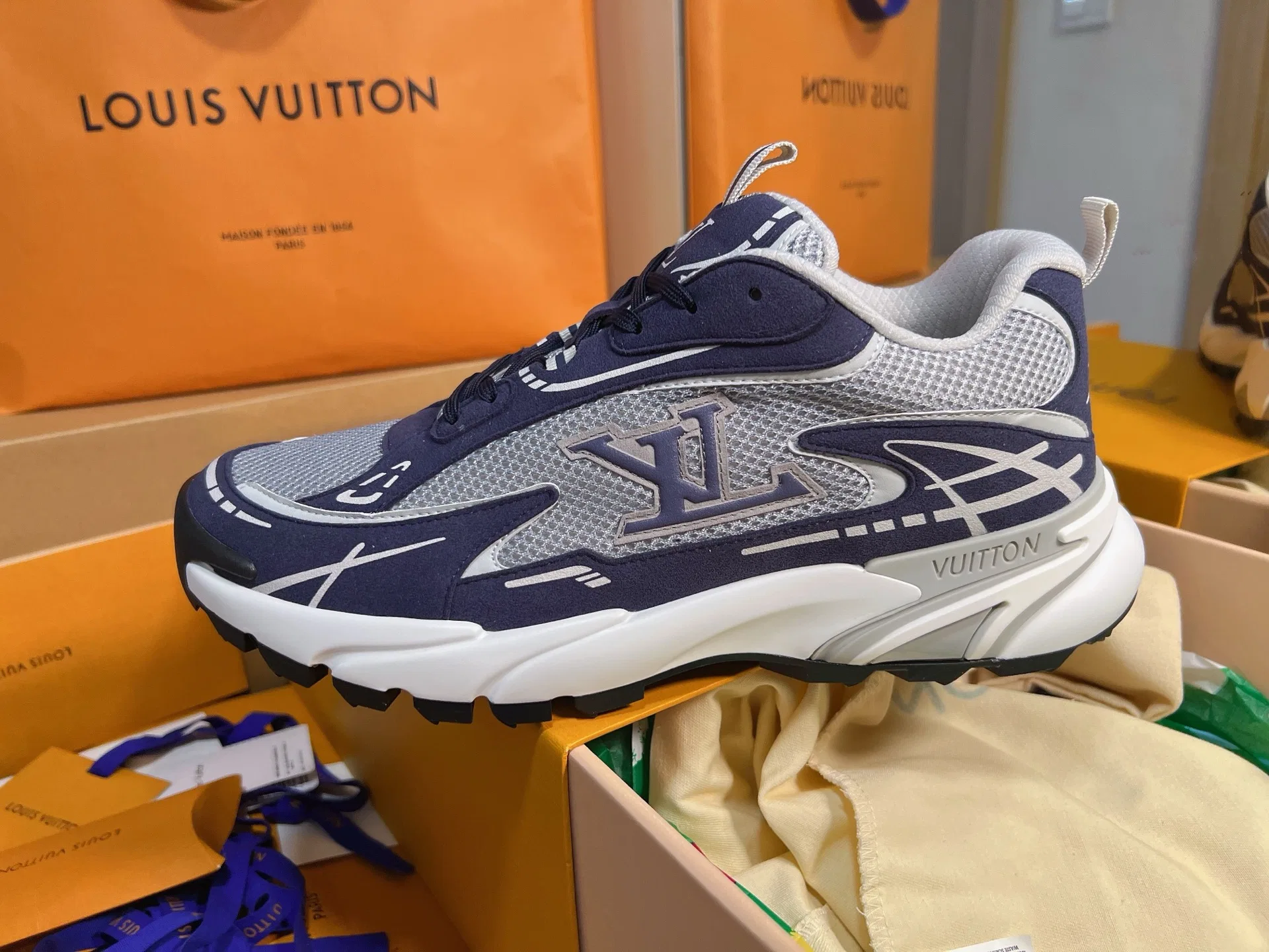 LV 27FW QVUSQNN 010 스니커즈 27