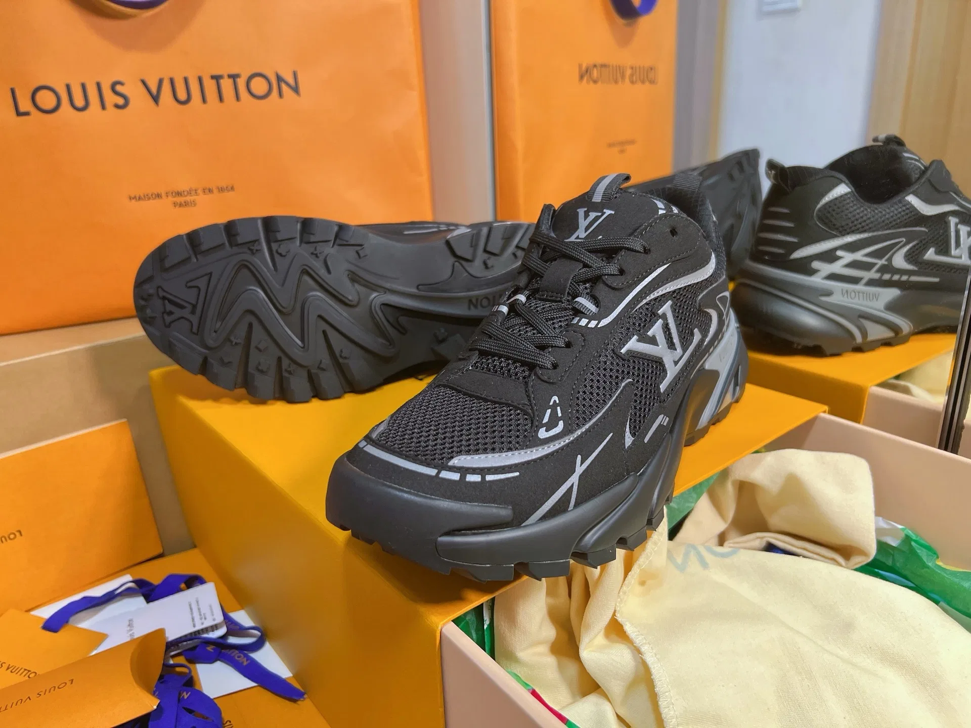 LV 27FW QVUSQNN 010 스니커즈 30