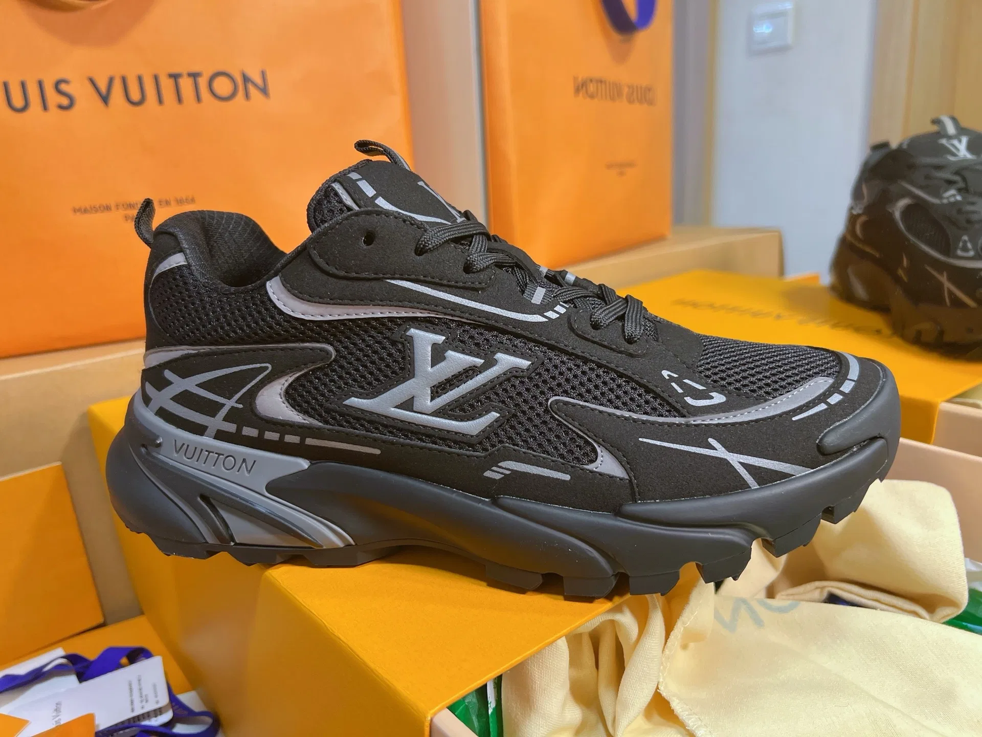 LV 27FW QVUSQNN 010 스니커즈 35