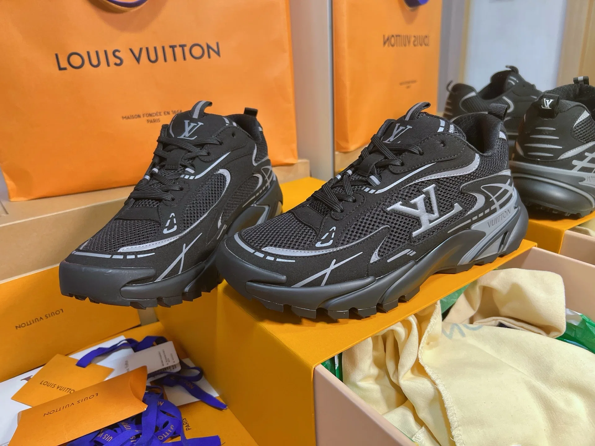 LV 27FW QVUSQNN 010 스니커즈 36