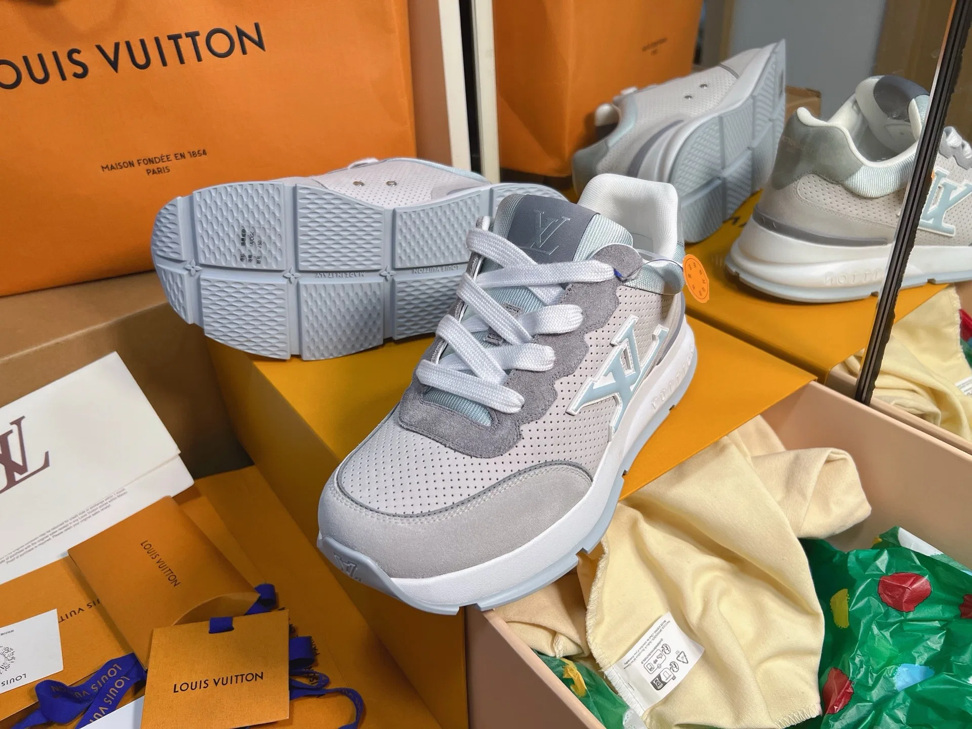 LV 27FW QVUSQNN 011 스니커즈 32
