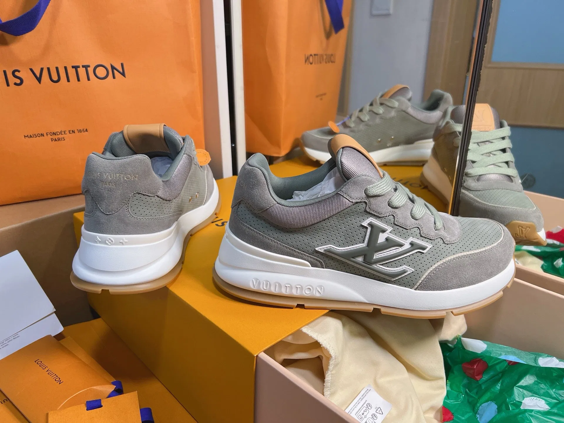 LV 27FW QVUSQNN 011 스니커즈 40