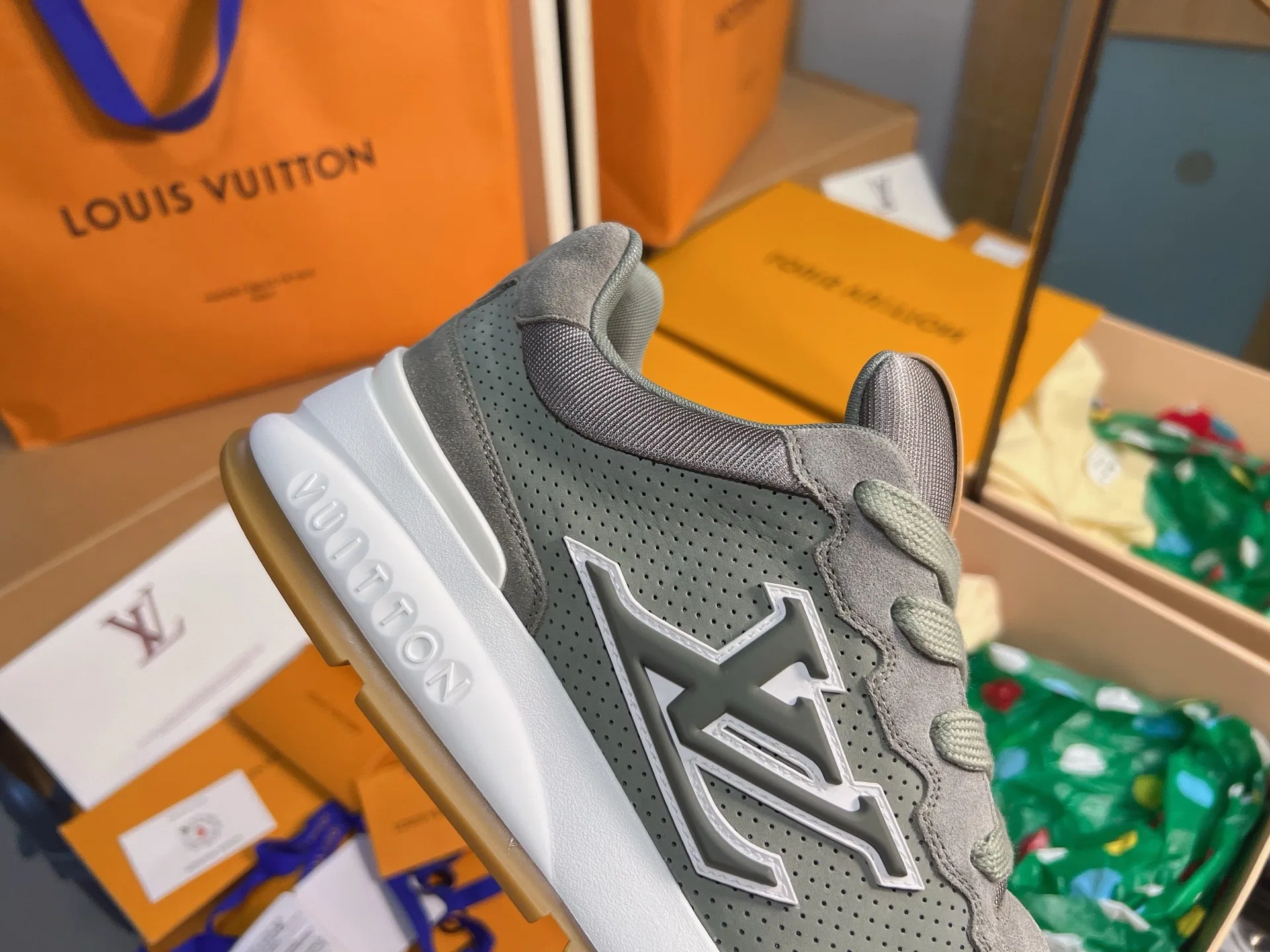 LV 27FW QVUSQNN 011 스니커즈 42