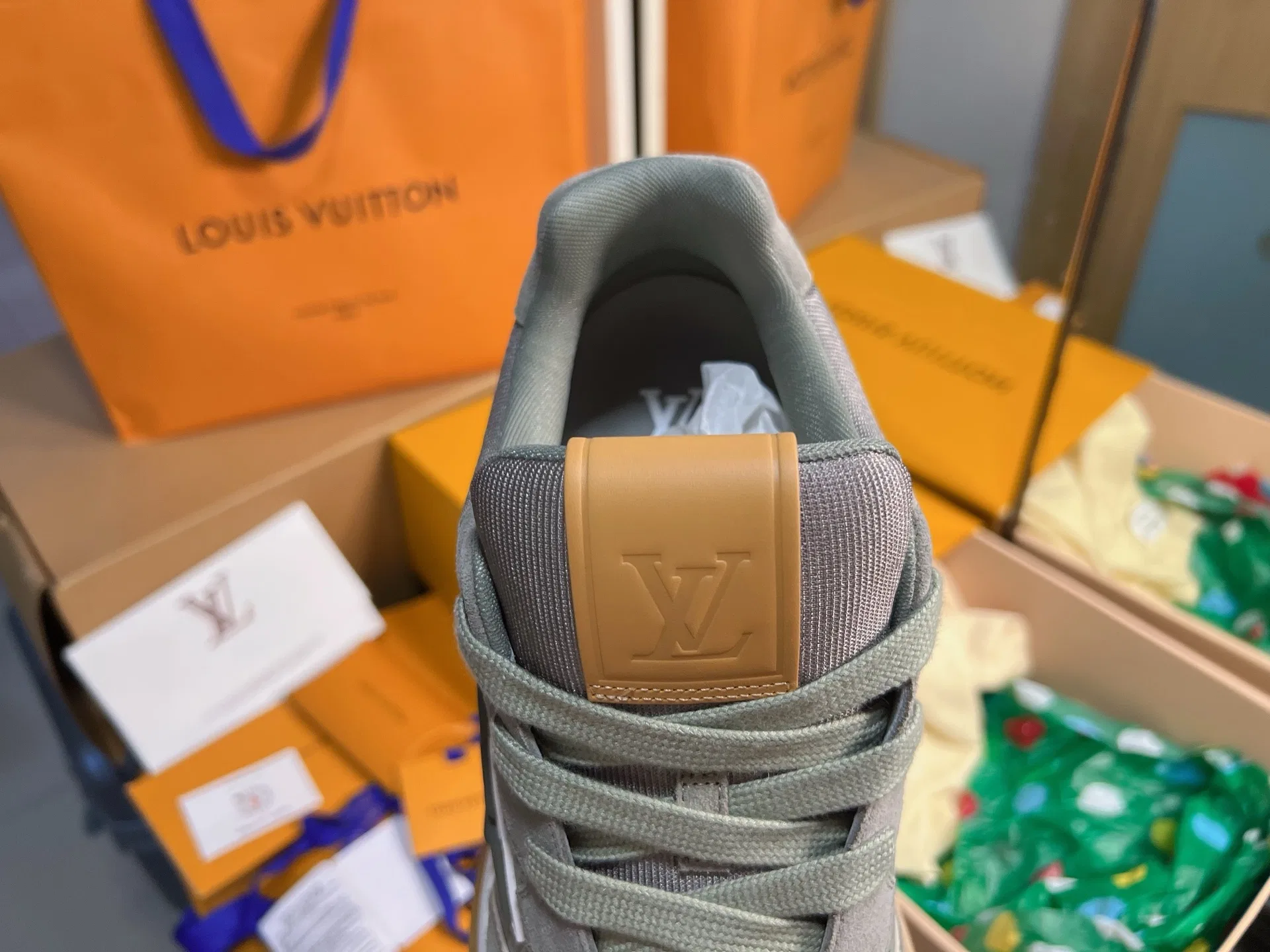 LV 27FW QVUSQNN 011 스니커즈 43