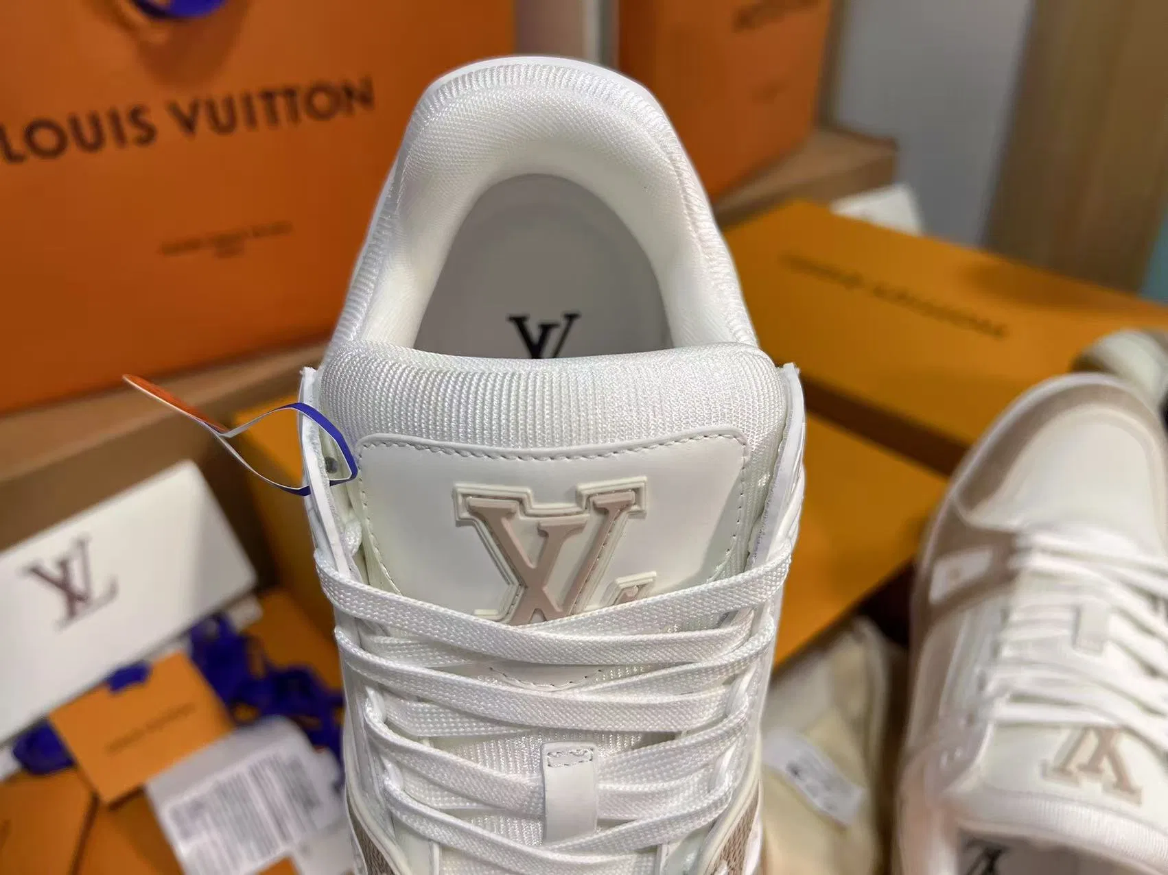 LV 27FW QVUSQNN 014 스니커즈 25