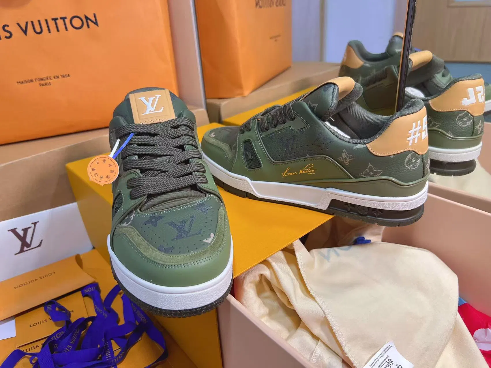 LV 27FW QVUSQNN 019 스니커즈 19