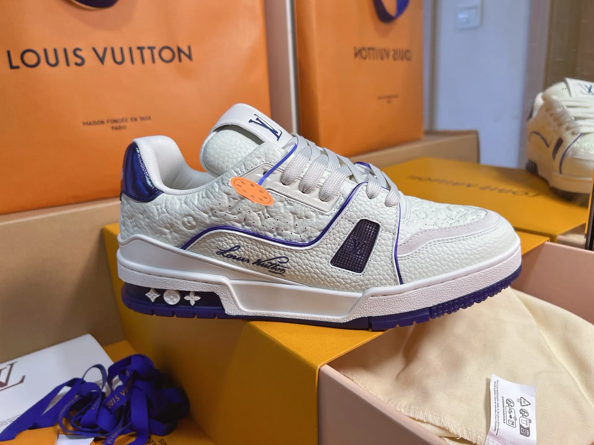 LV 27FW QVUSQNN 021 스니커즈 24