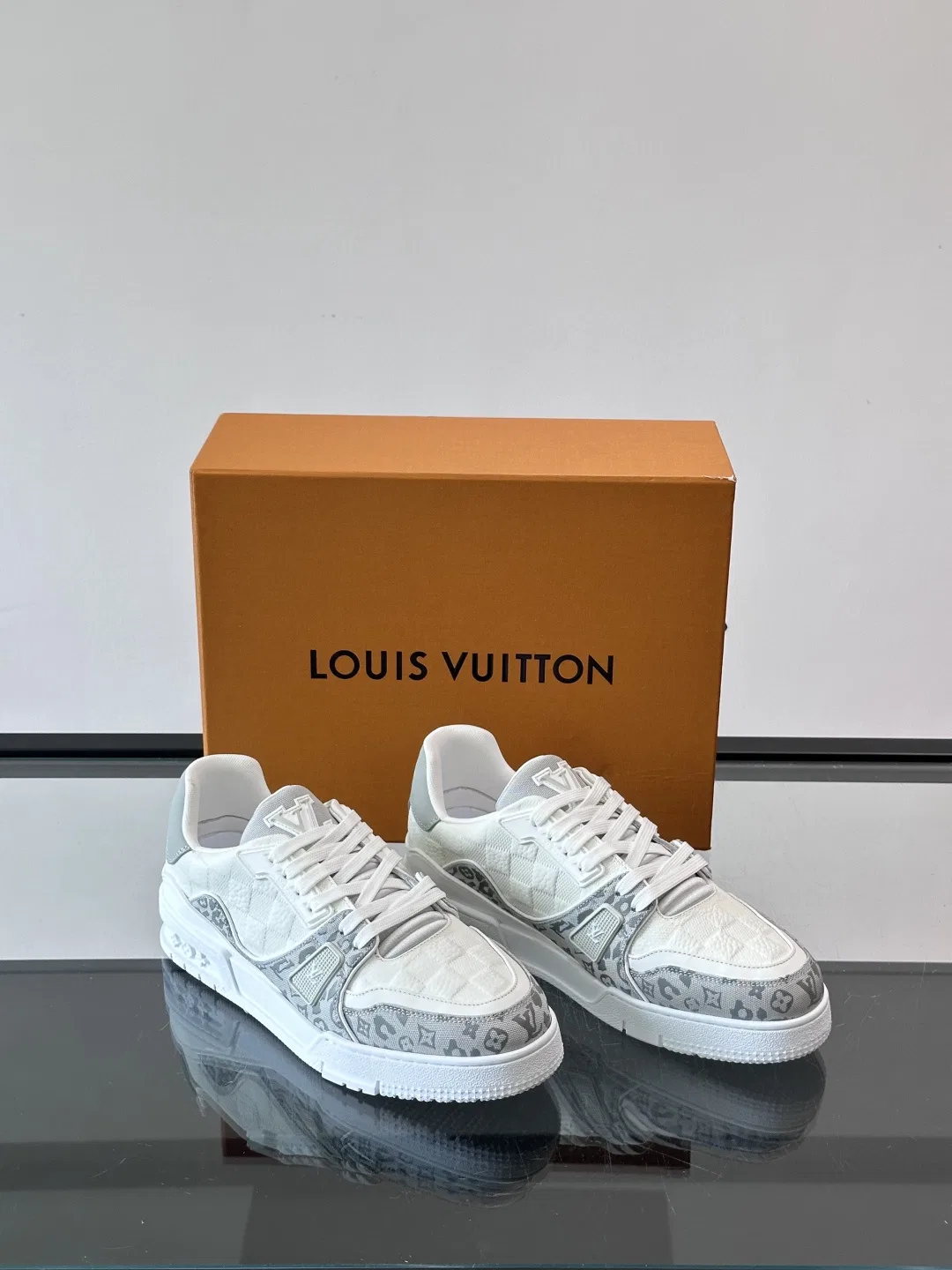 LV 27FW QVUSQNN 028 스니커즈 32
