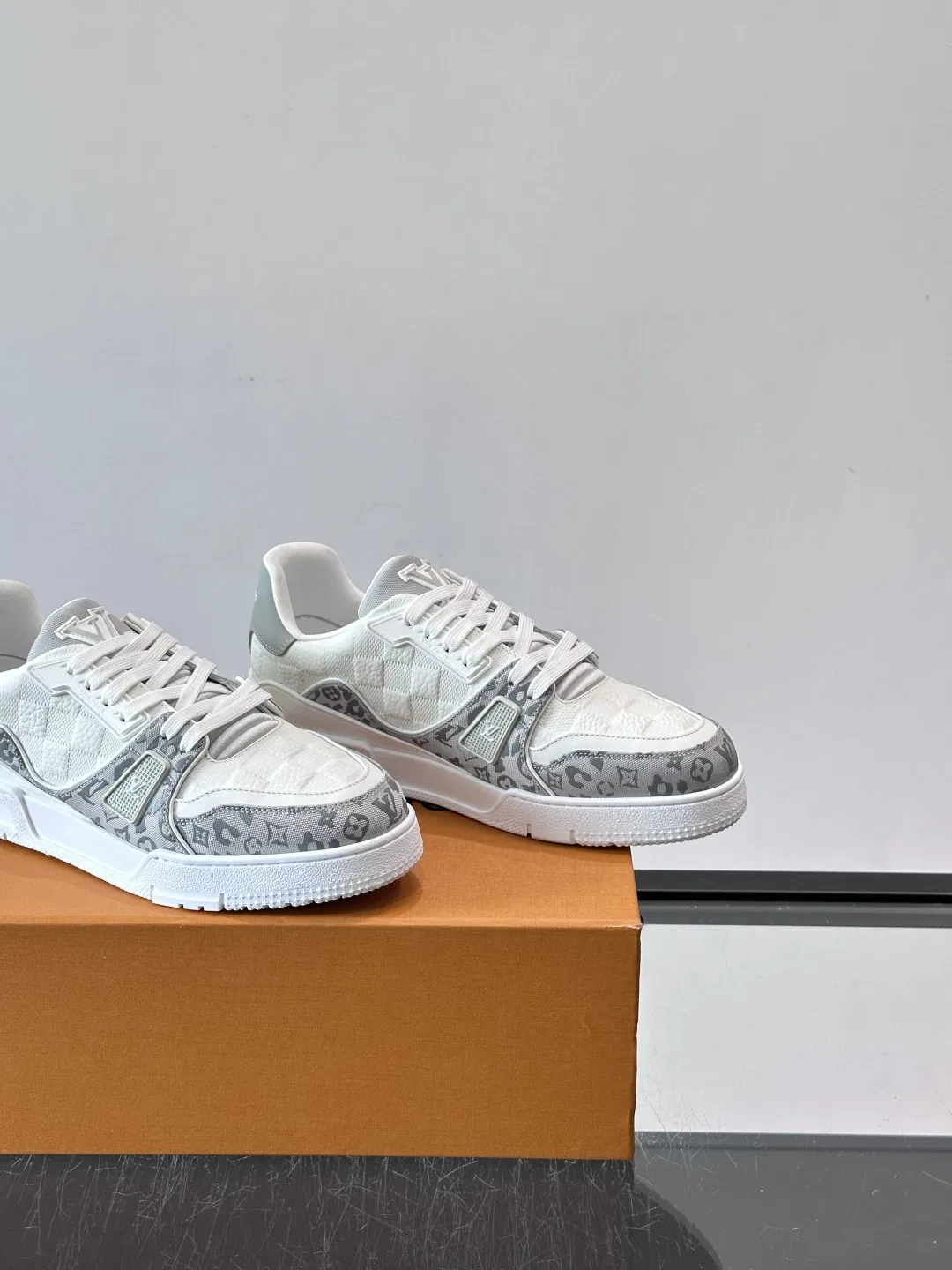 LV 27FW QVUSQNN 028 스니커즈 34