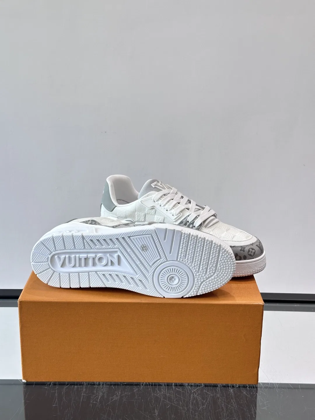 LV 27FW QVUSQNN 028 스니커즈 36