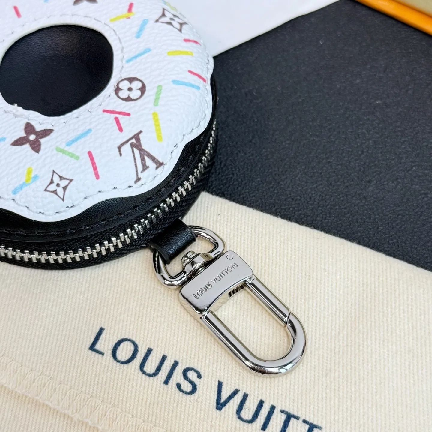LV 27FW QVUSQNN 030 키링 7