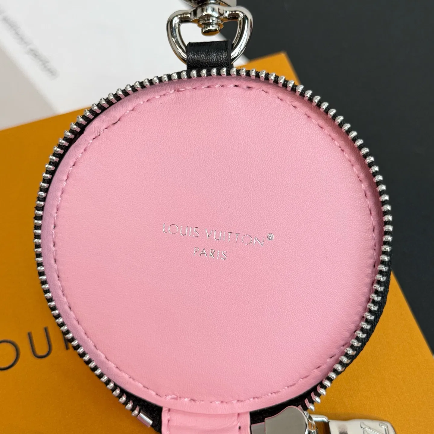 LV 27FW QVUSQNN 030 키링 9