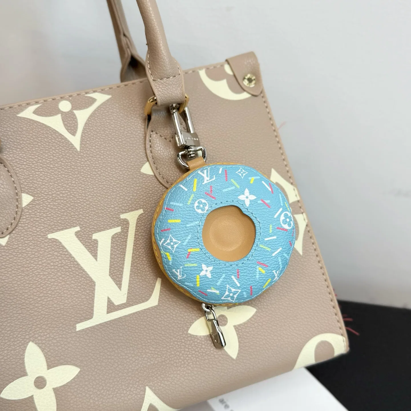 LV 27FW QVUSQNN 030 키링 15