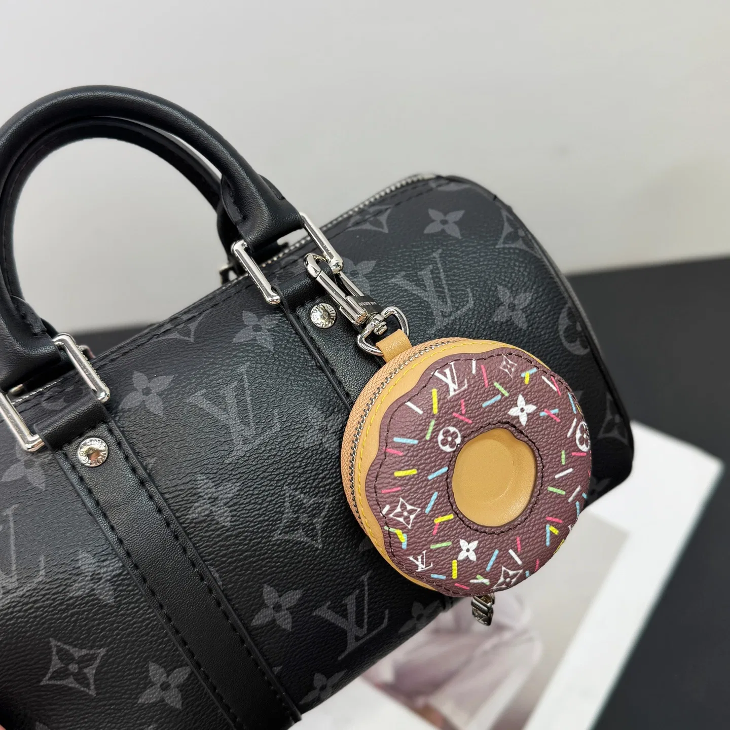 LV 27FW QVUSQNN 030 키링 24