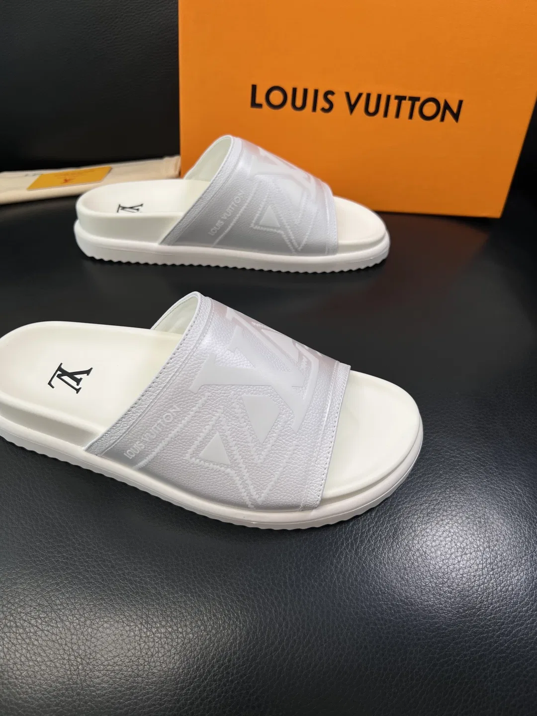 LV 27FW QVUSQNN 039 슬리퍼 15