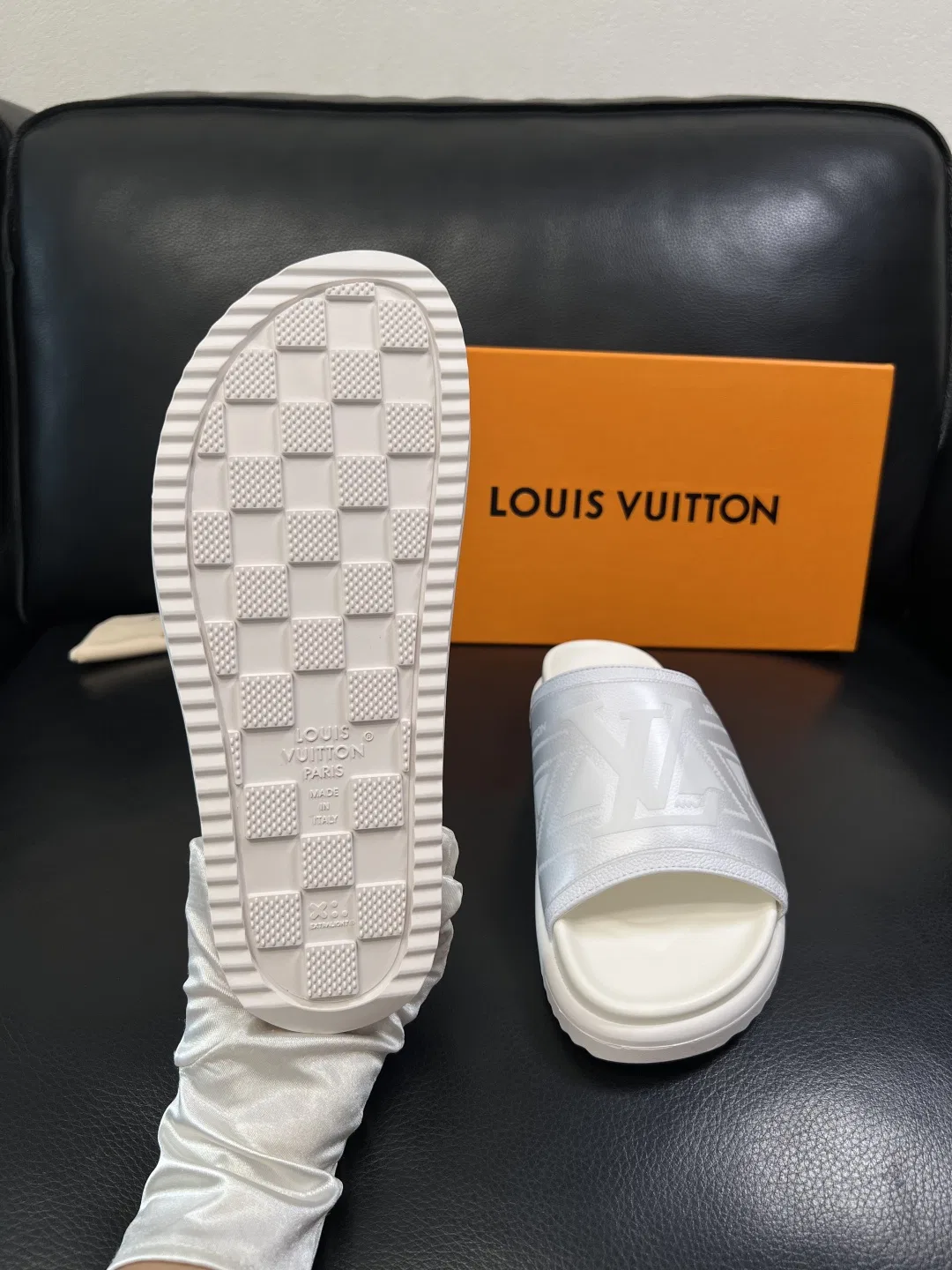 LV 27FW QVUSQNN 039 슬리퍼 18