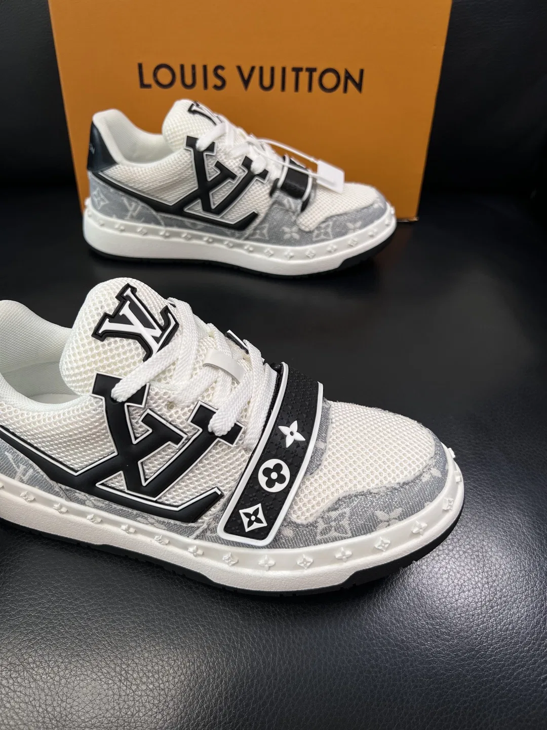 LV 27FW QVUSQNN 040 스니커즈 24