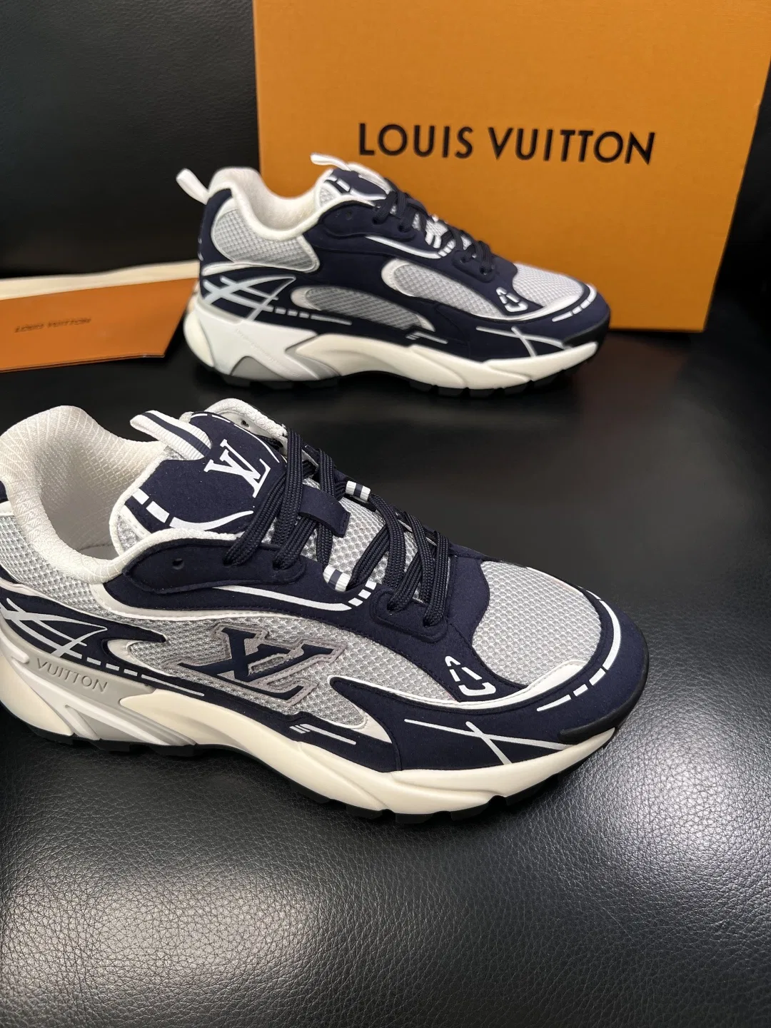 LV 27FW QVUSQNN 047 스니커즈 33