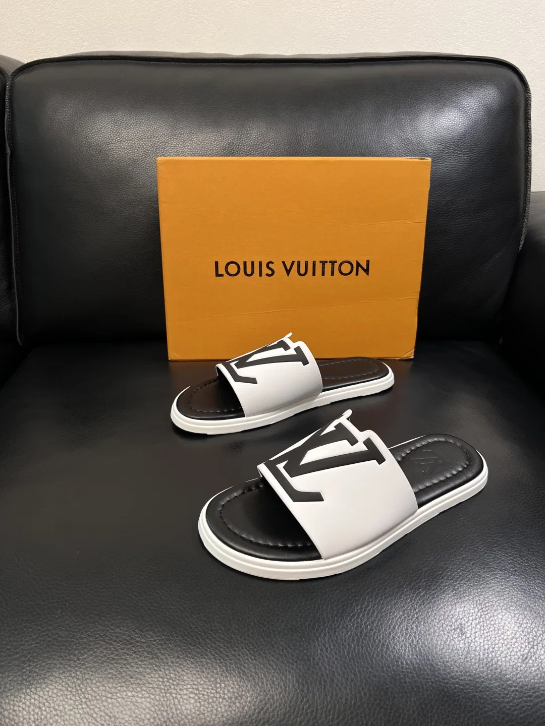 LV 27FW QVUSQNN 049 슬리퍼 10
