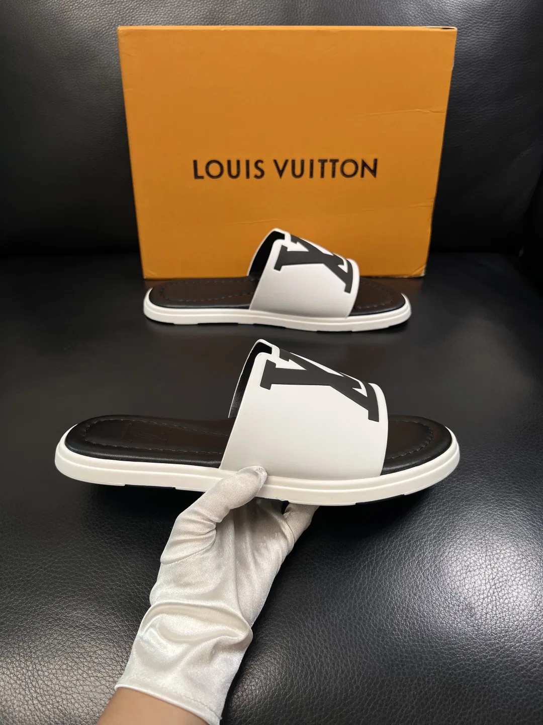 LV 27FW QVUSQNN 049 슬리퍼 12