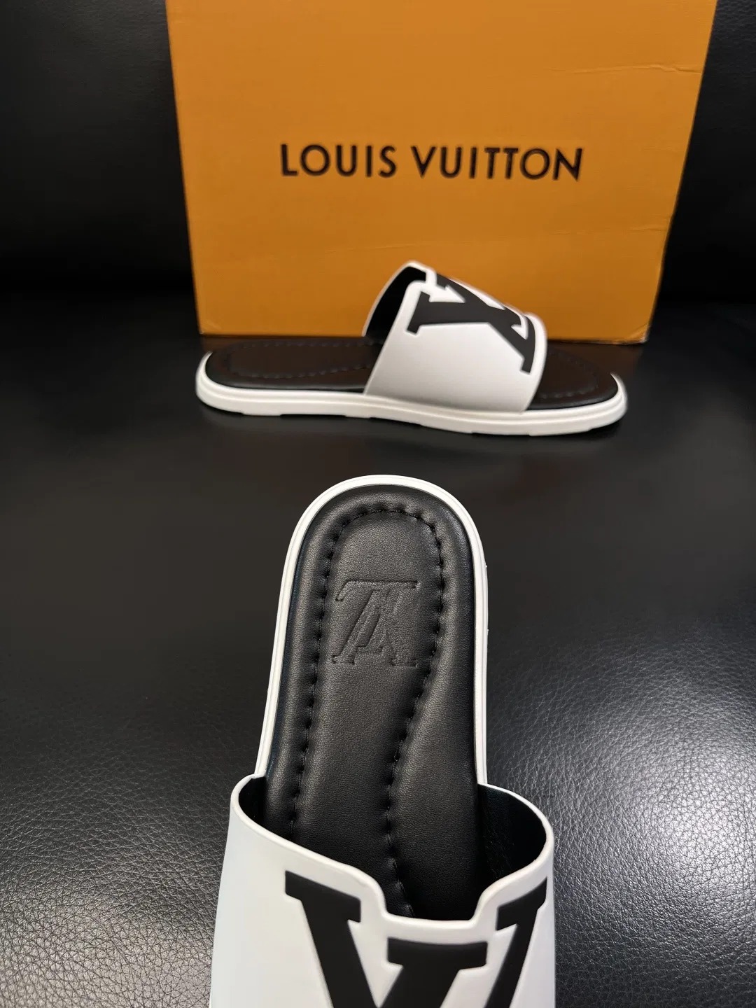 LV 27FW QVUSQNN 049 슬리퍼 15