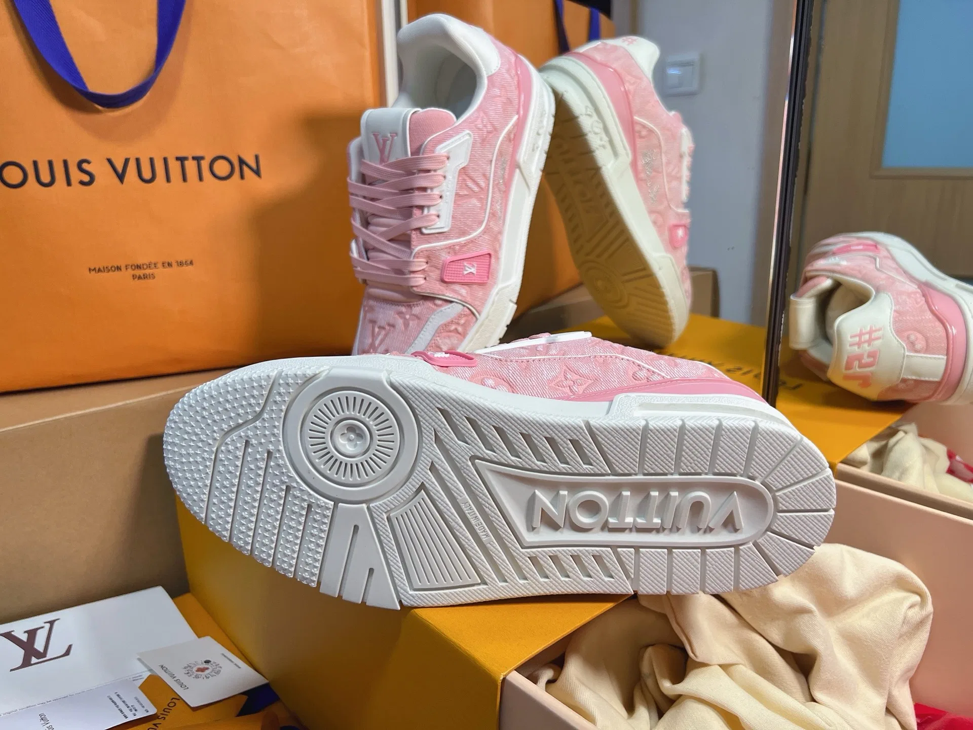 LV 27FW QVUSQNN 064 스니커즈 18
