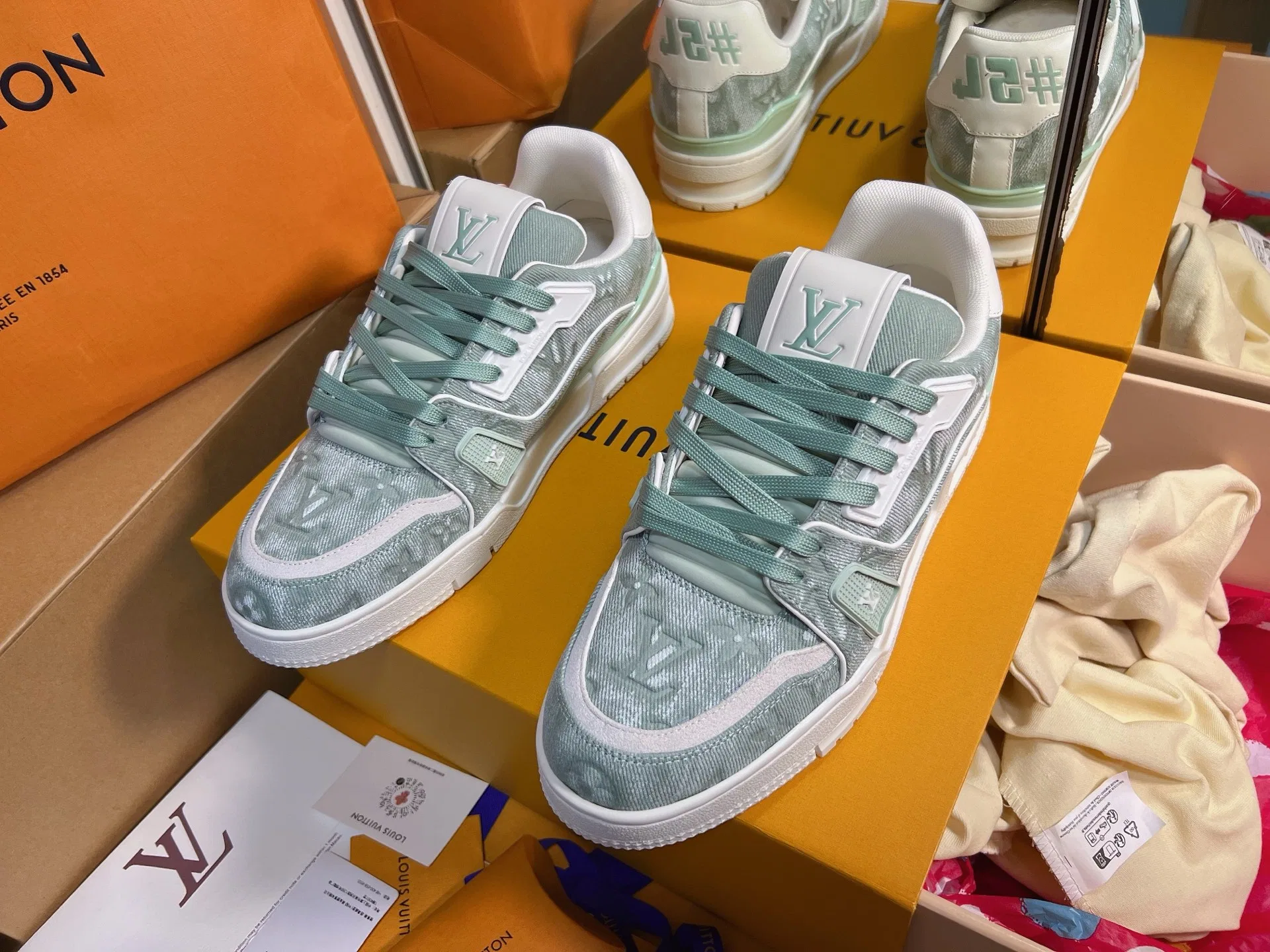 LV 27FW QVUSQNN 064 스니커즈 19