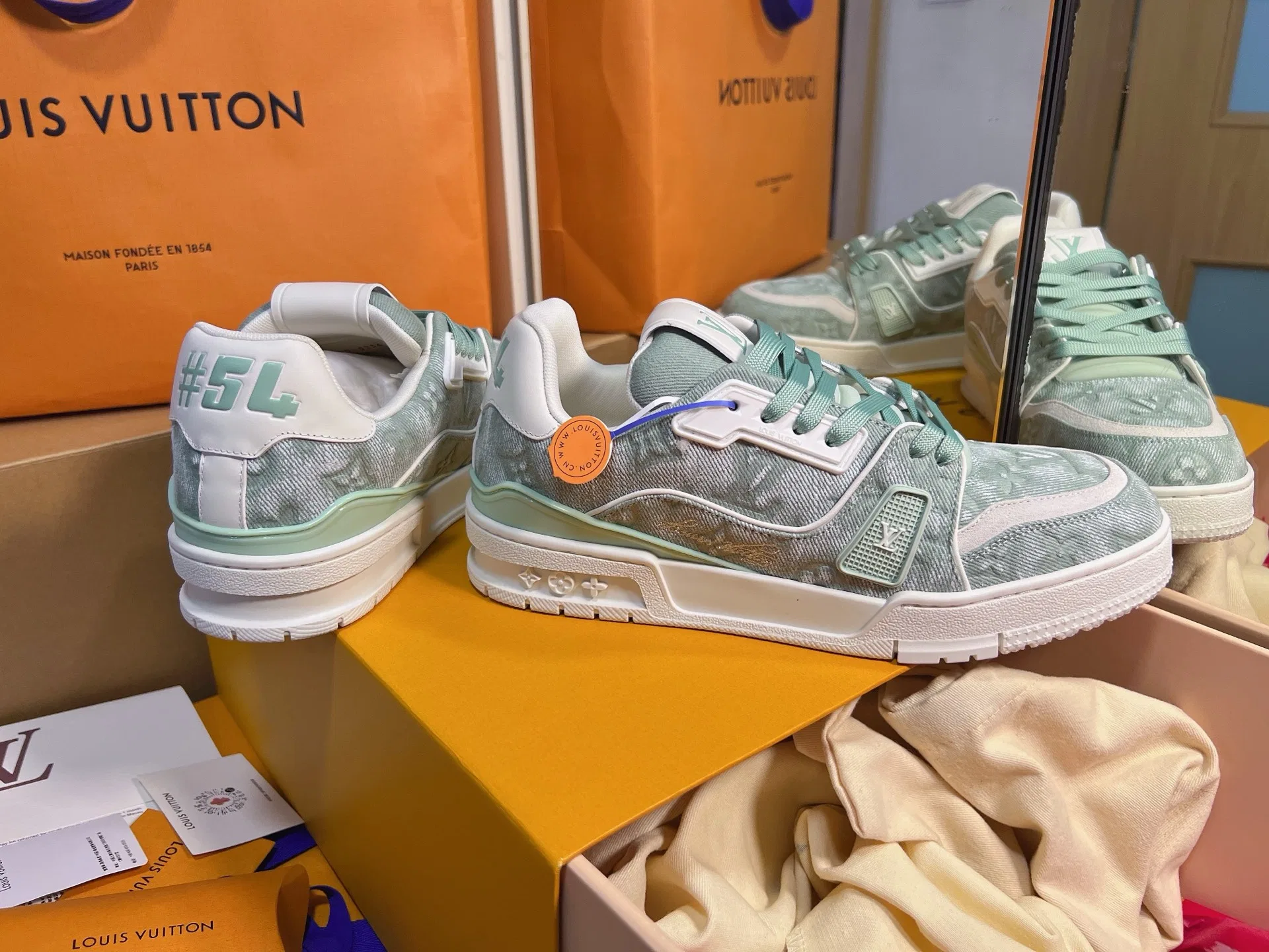 LV 27FW QVUSQNN 064 스니커즈 22