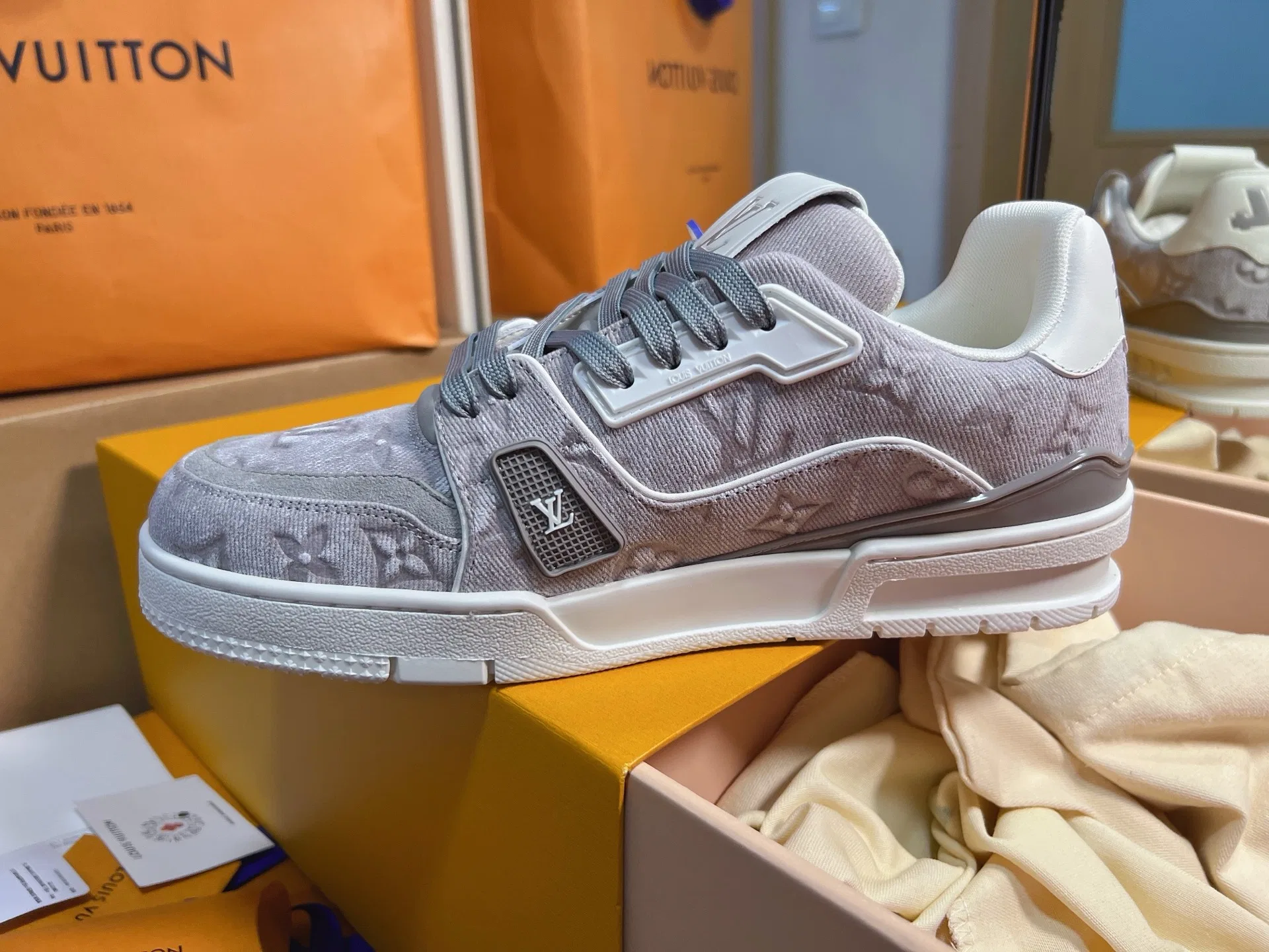 LV 27FW QVUSQNN 064 스니커즈 33