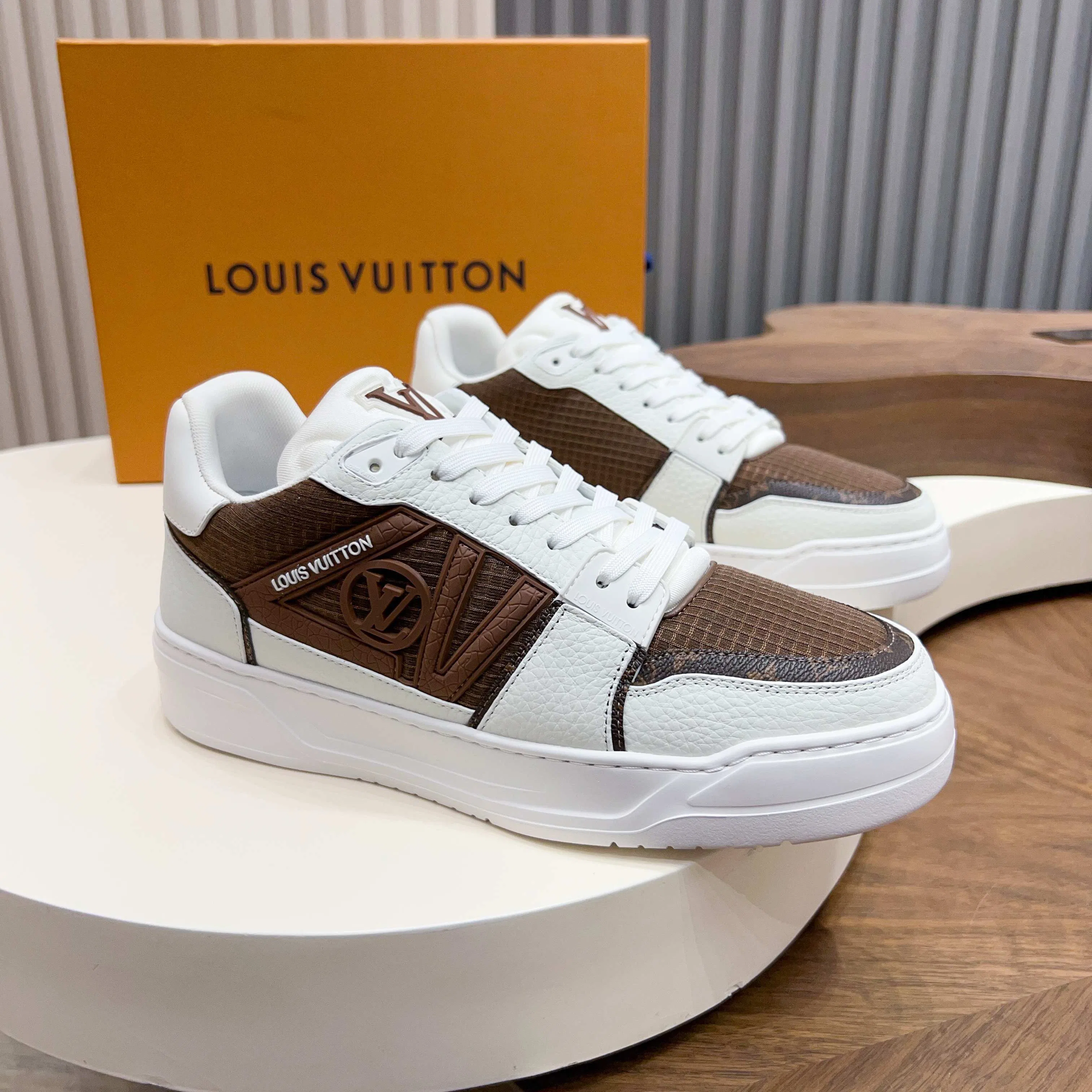 LV 27FW QVUSQNN 067 스니커즈 27