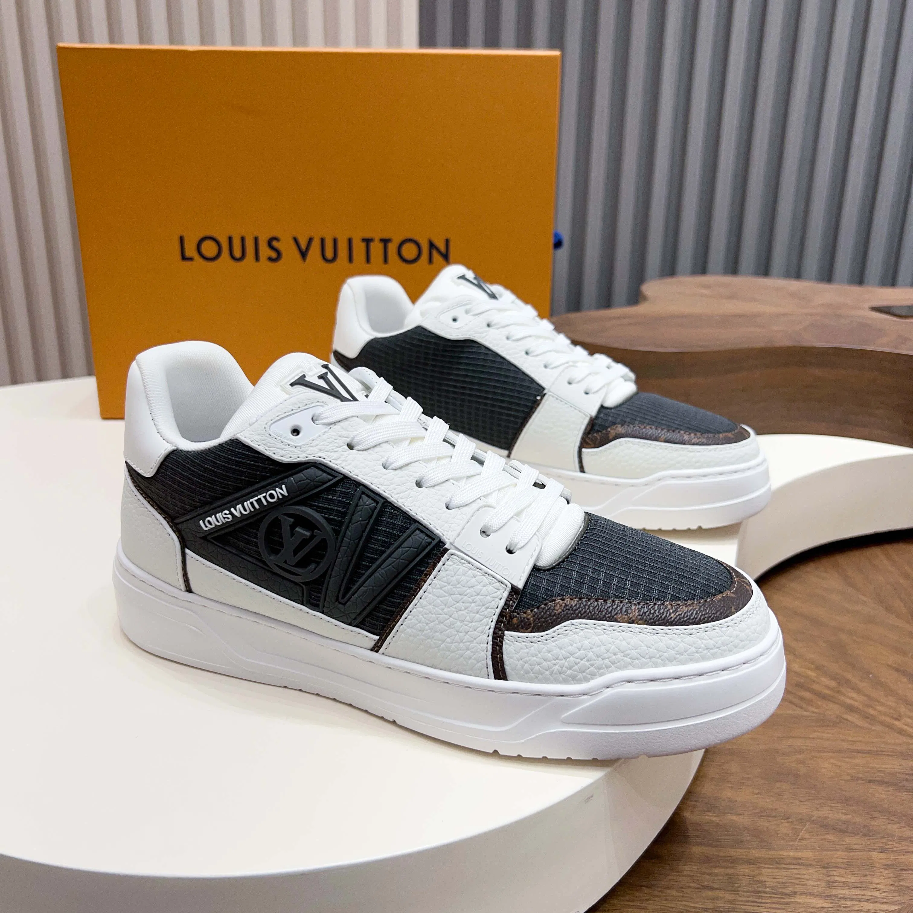 LV 27FW QVUSQNN 067 스니커즈 43