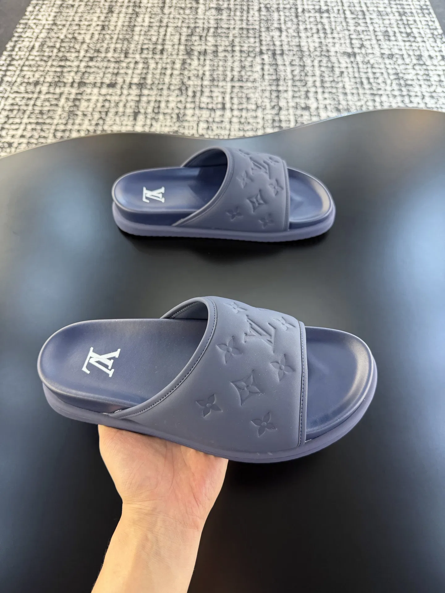 LV 27FW QVUSQNN 068 슬리퍼 9