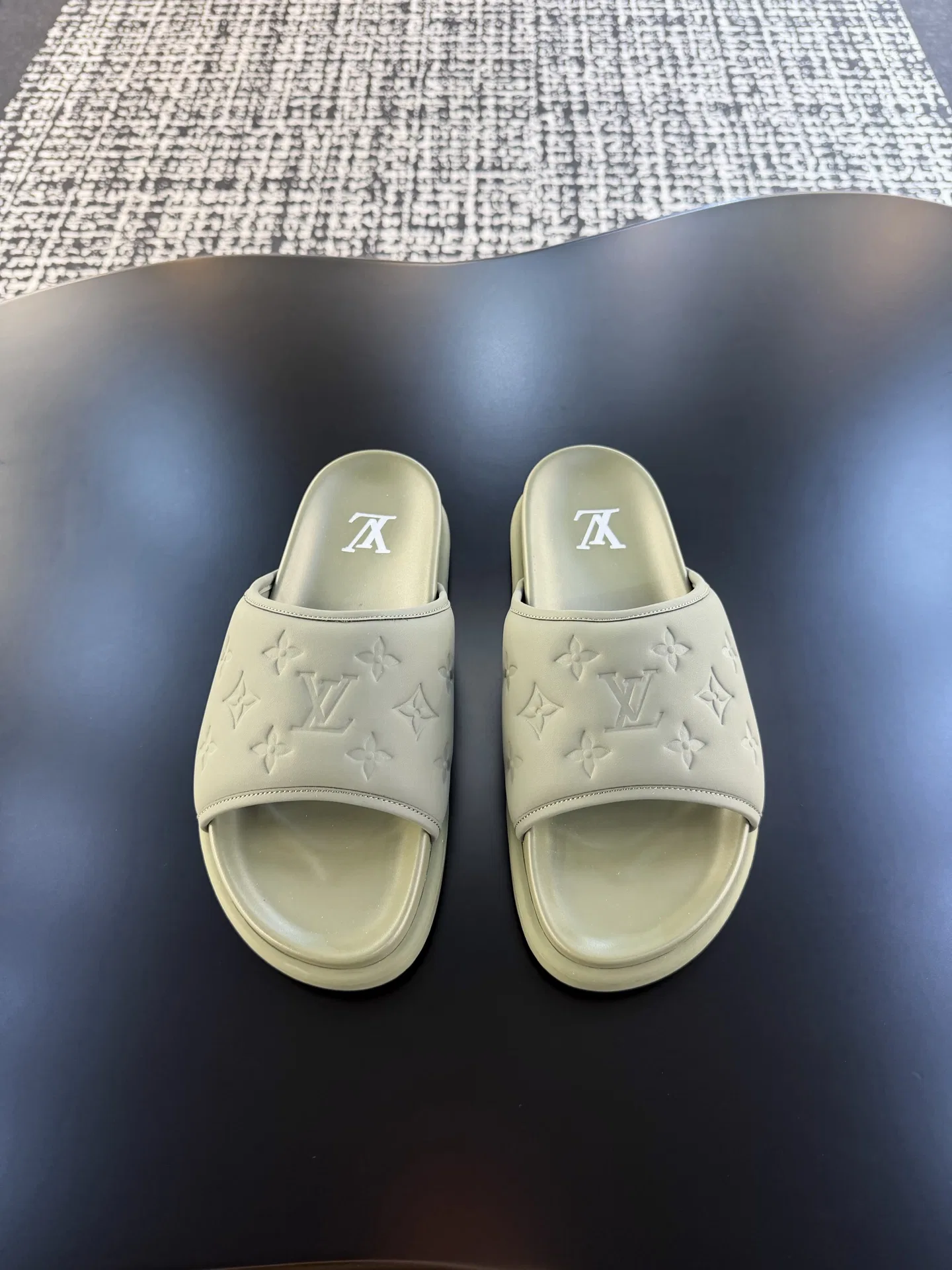 LV 27FW QVUSQNN 068 슬리퍼 11