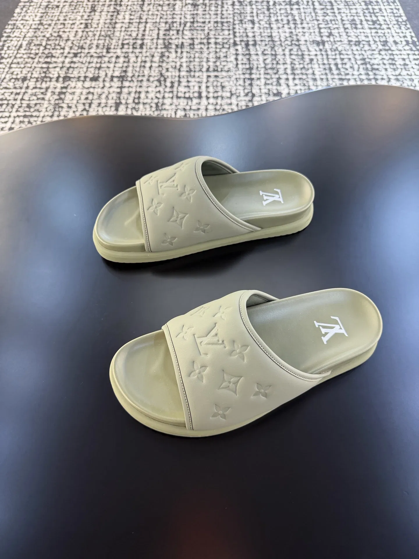 LV 27FW QVUSQNN 068 슬리퍼 12