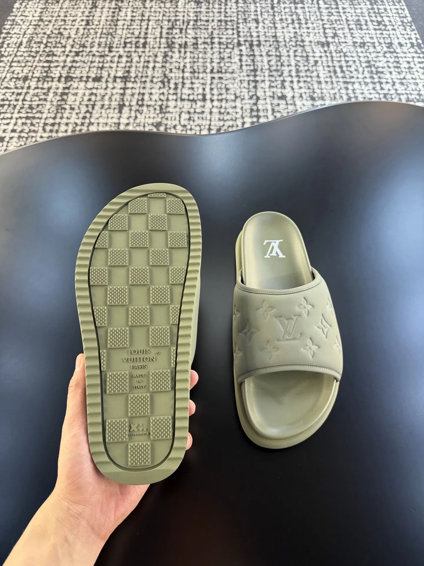 LV 27FW QVUSQNN 068 슬리퍼 14