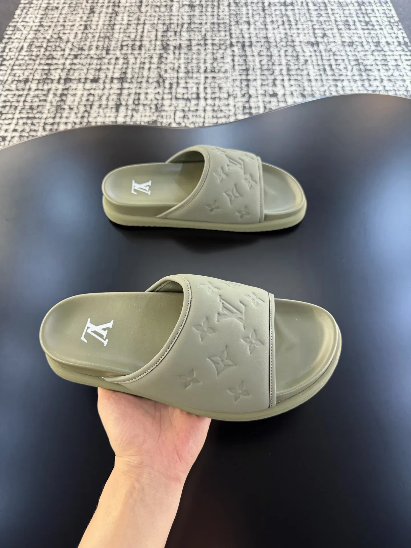 LV 27FW QVUSQNN 068 슬리퍼 15