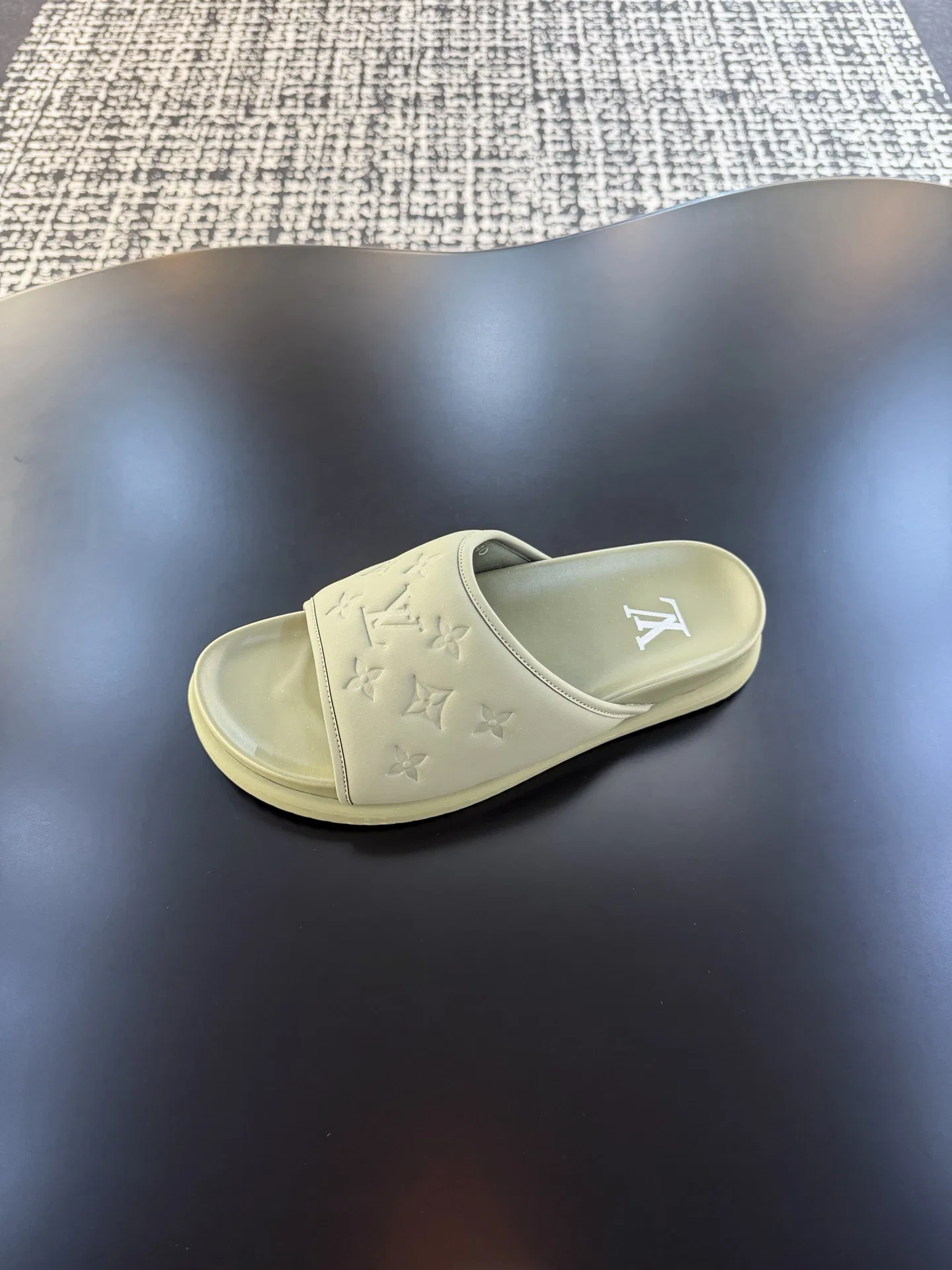 LV 27FW QVUSQNN 068 슬리퍼 16